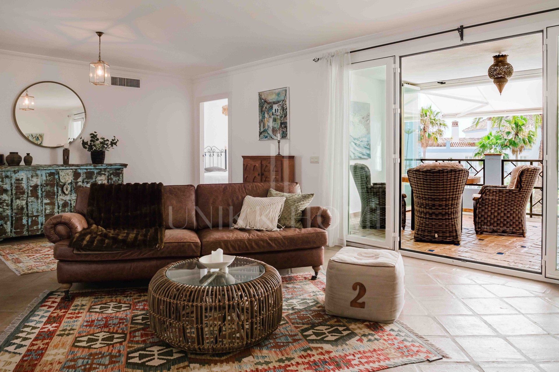 Apartamento en Primera Línea de Playa en Casares – Orientación Suroeste con Vistas al Mar, Jardines y Piscina