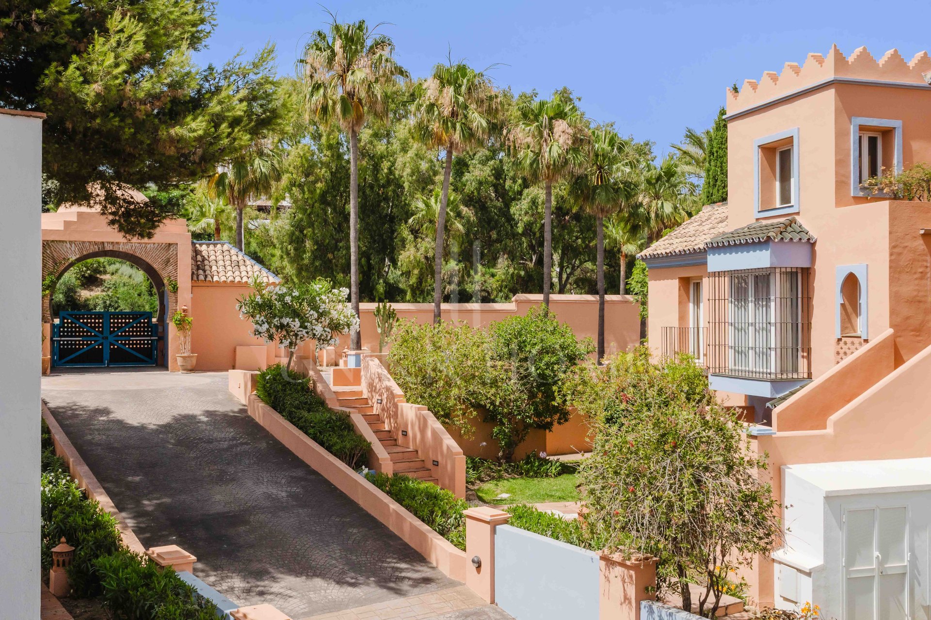 Apartamento en Primera Línea de Playa en Casares – Orientación Suroeste con Vistas al Mar, Jardines y Piscina
