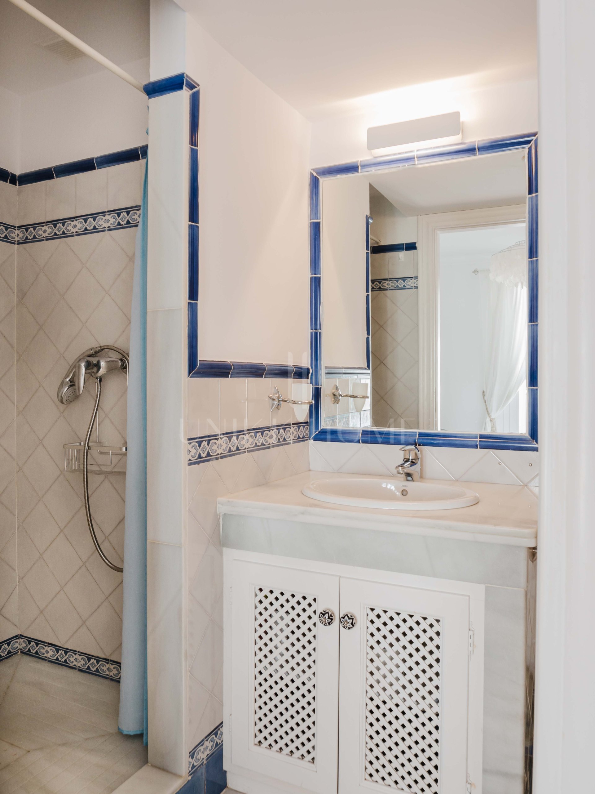 Apartamento en Primera Línea de Playa en Casares – Orientación Suroeste con Vistas al Mar, Jardines y Piscina