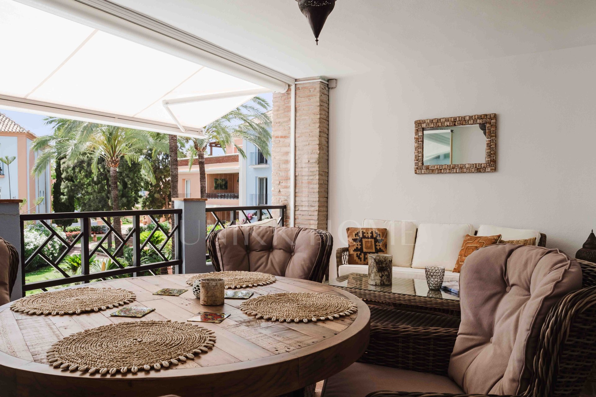 Apartamento en Primera Línea de Playa en Casares – Orientación Suroeste con Vistas al Mar, Jardines y Piscina