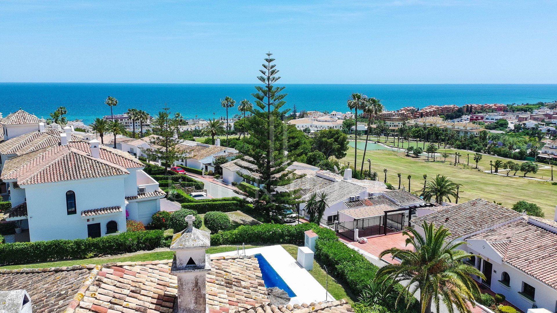 Townhouse with Panoramic Sea, Golf and Mountain Views in La Duquesa