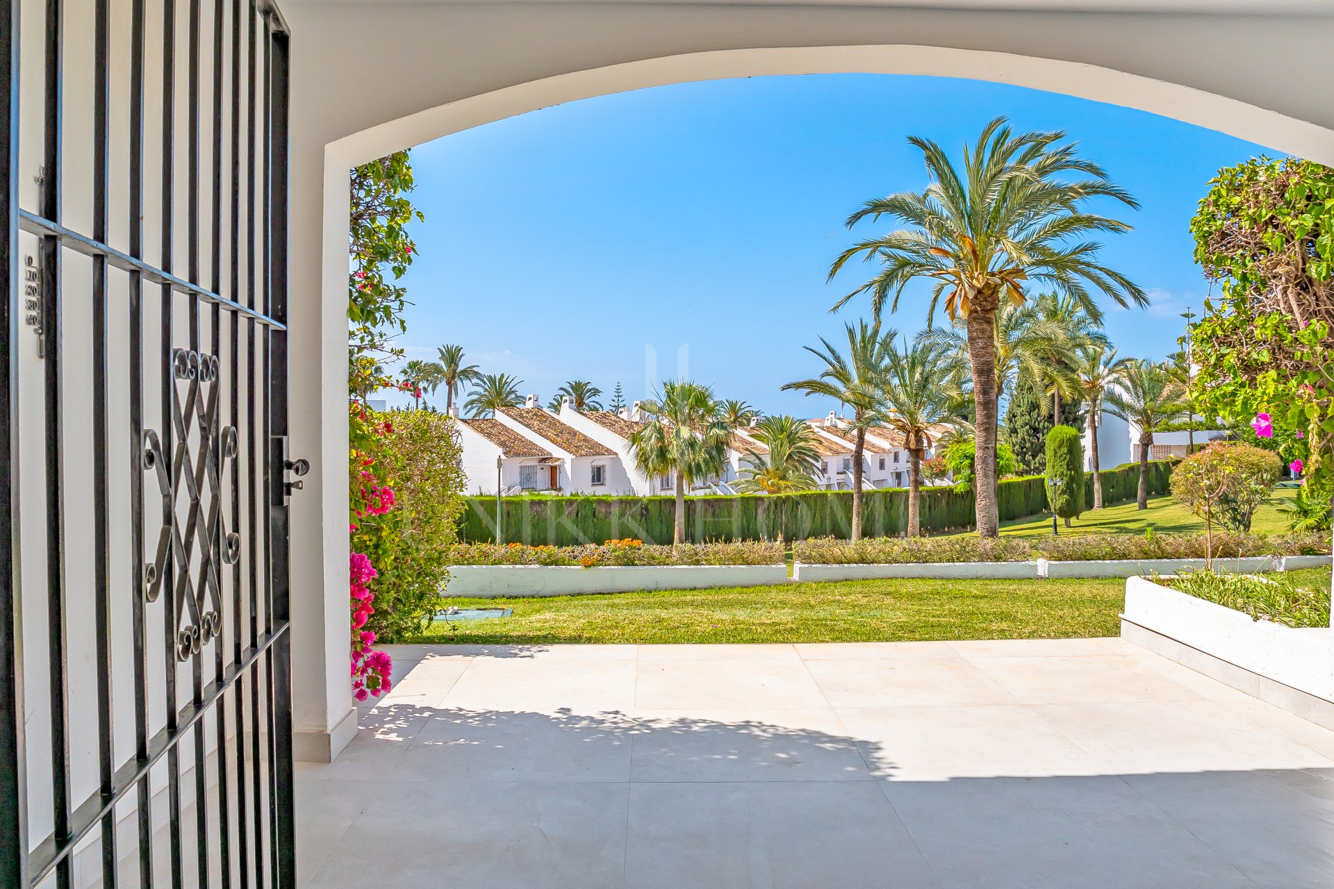 Bright, modern 3-bedroom apartment in the highly sought-after Urb. Malambo, Nueva Andalucía, Marbella, offering stylish living in a prime location close to all amenities and Puerto Banús.