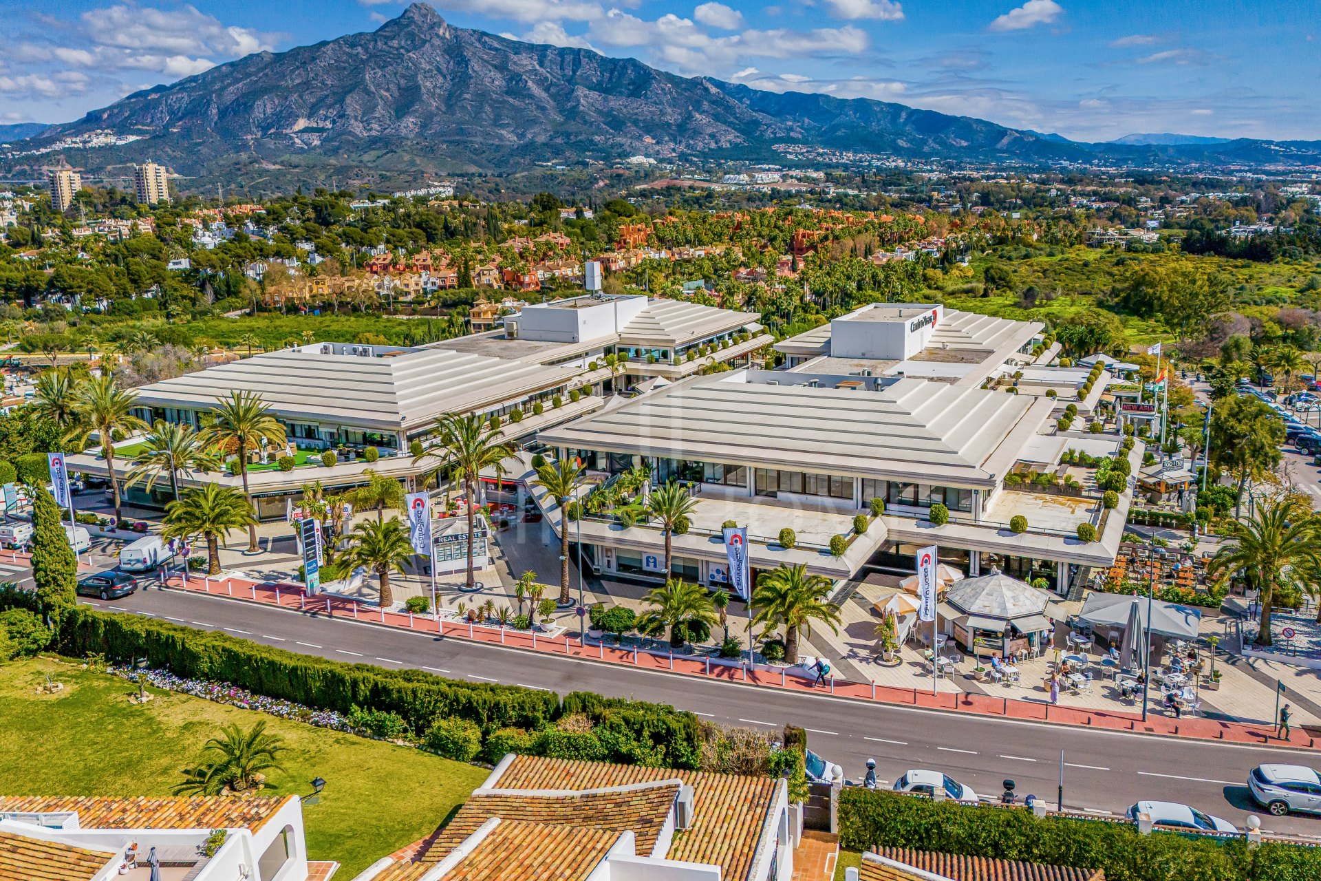 Bright, modern 3-bedroom apartment in the highly sought-after Urb. Malambo, Nueva Andalucía, Marbella, offering stylish living in a prime location close to all amenities and Puerto Banús.