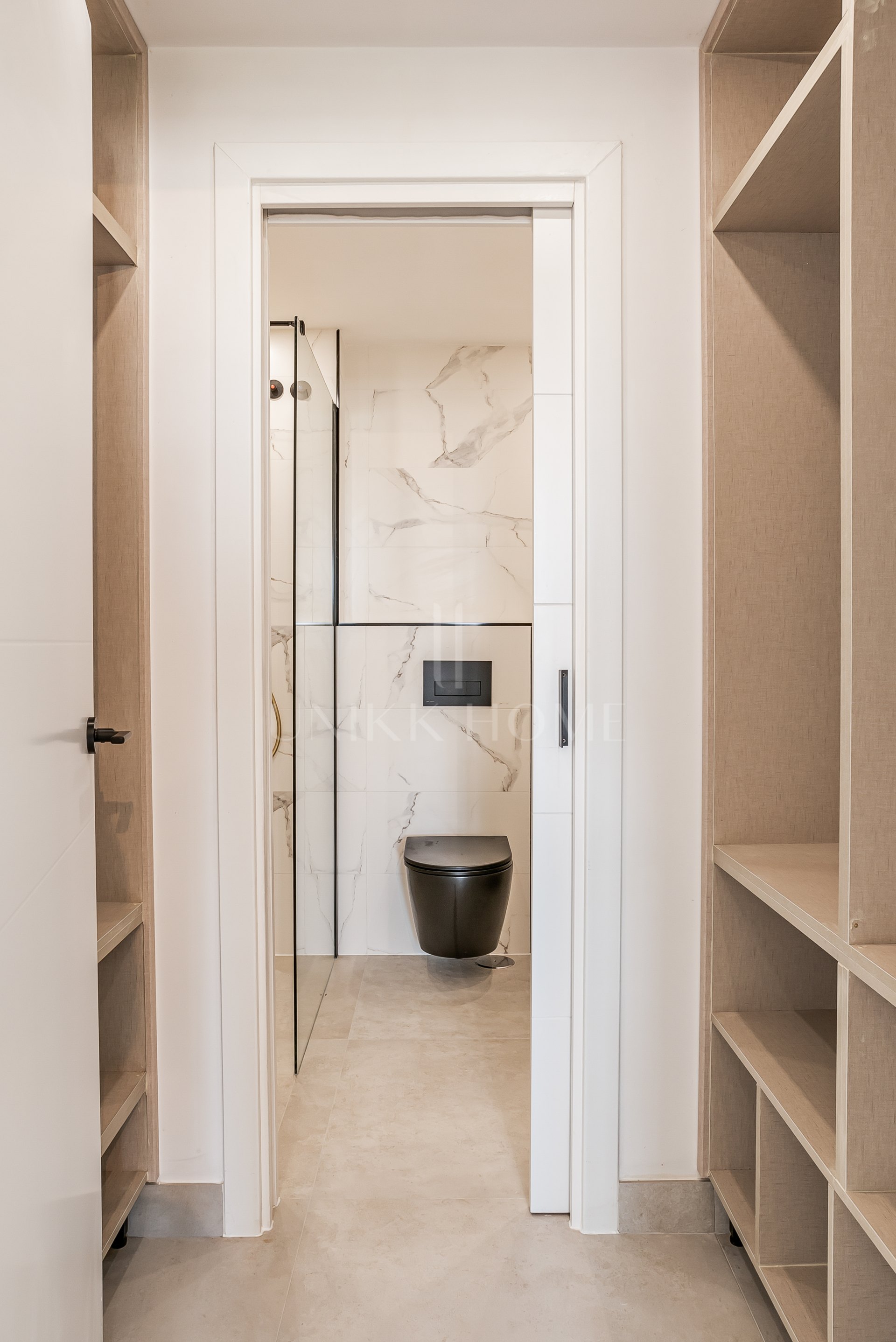 Bright, modern 3-bedroom apartment in the highly sought-after Urb. Malambo, Nueva Andalucía, Marbella, offering stylish living in a prime location close to all amenities and Puerto Banús.