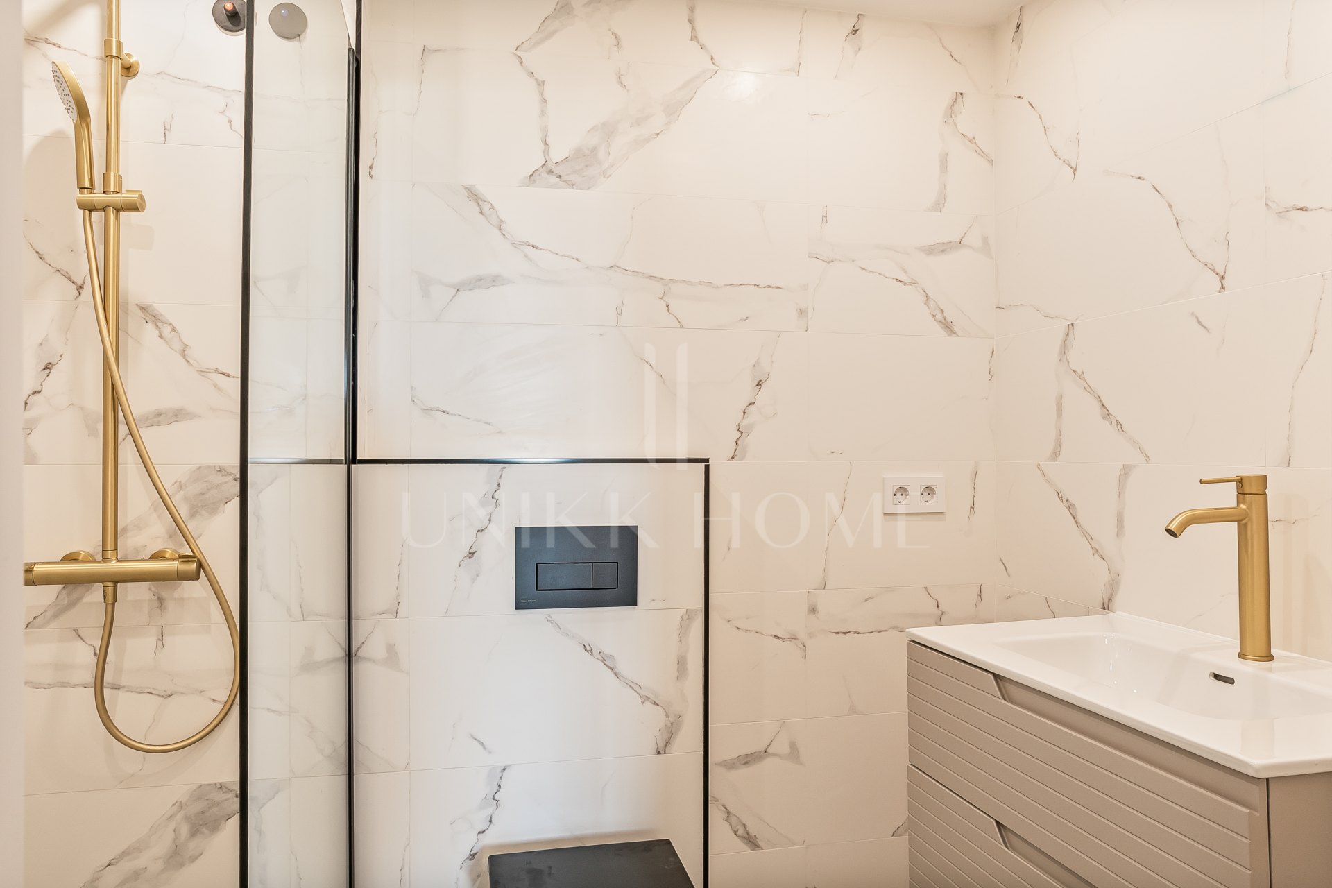 Bright, modern 3-bedroom apartment in the highly sought-after Urb. Malambo, Nueva Andalucía, Marbella, offering stylish living in a prime location close to all amenities and Puerto Banús.