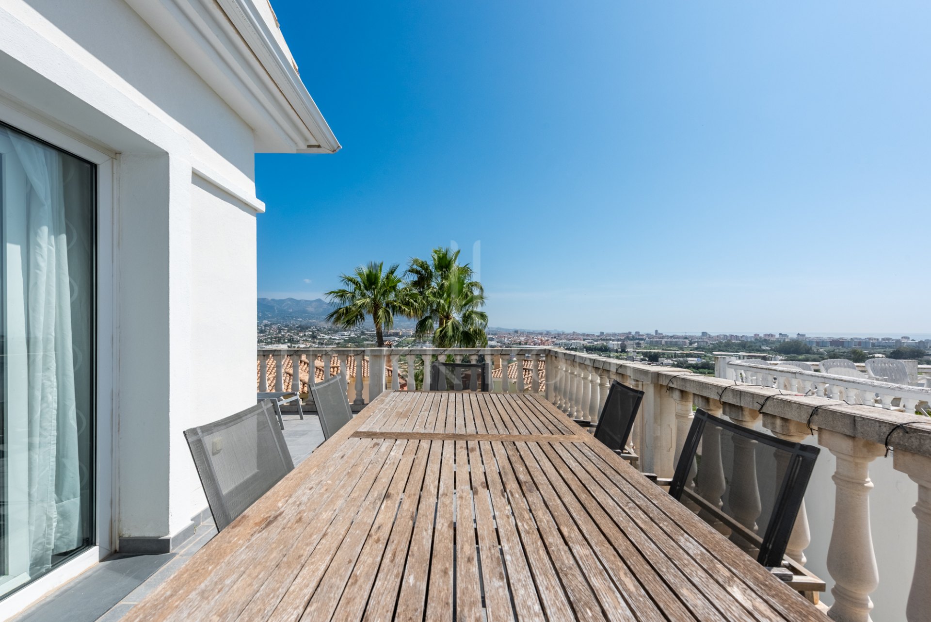 Pequeña villa con vistas panorámicas en Jardines del Águila