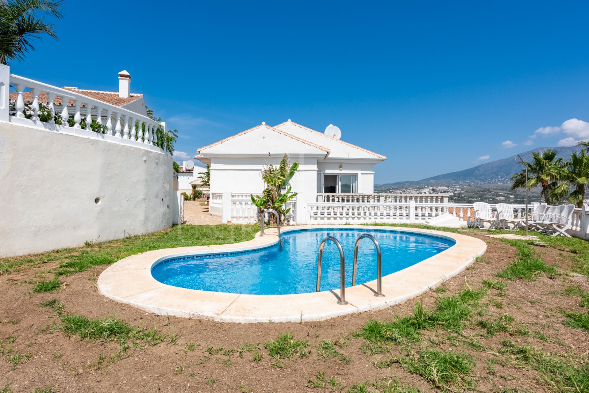 Pequeña villa con vistas panorámicas en Jardines del Águila