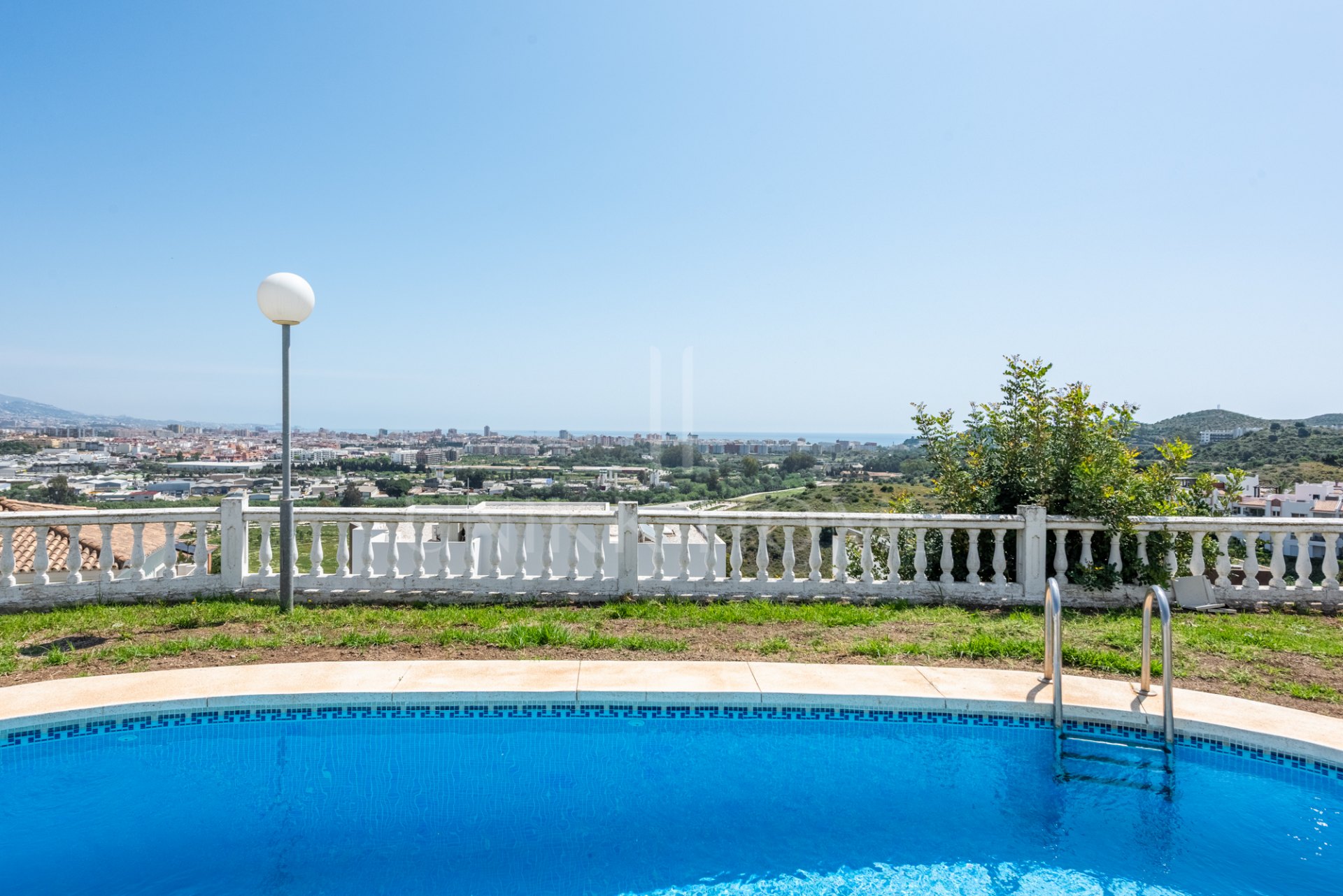 Pequeña villa con vistas panorámicas en Jardines del Águila
