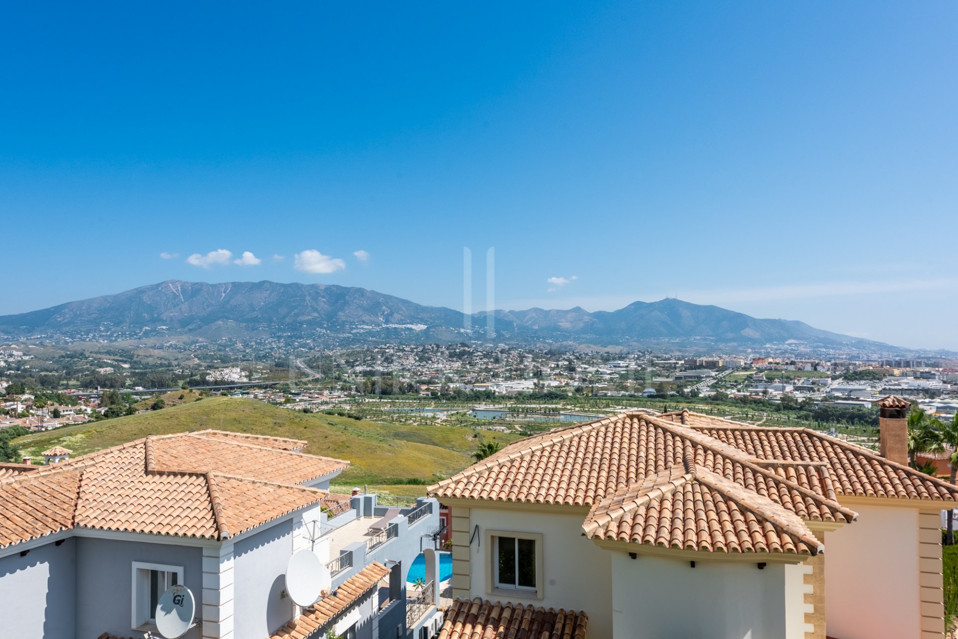 Pequeña villa con vistas panorámicas en Jardines del Águila
