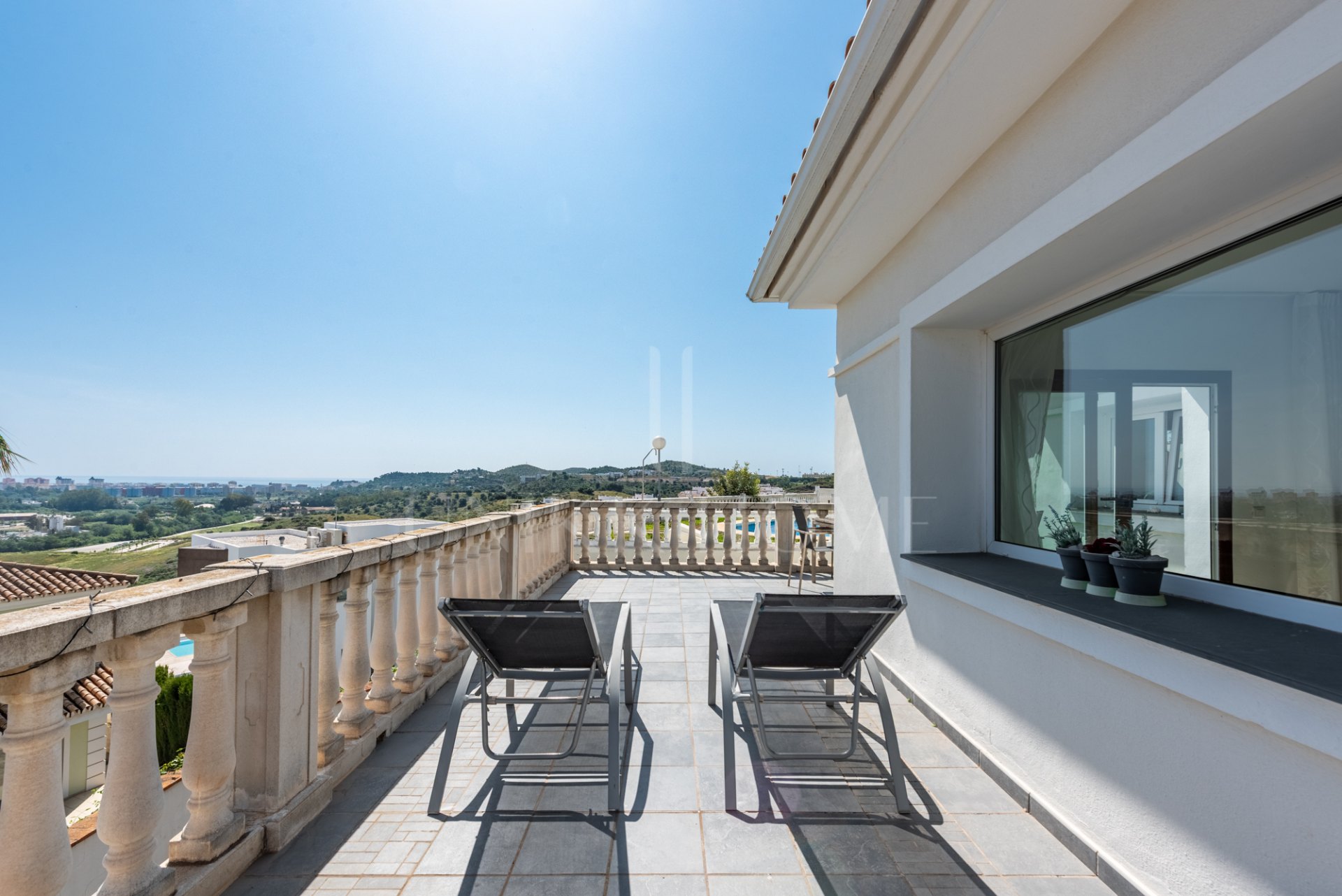 Pequeña villa con vistas panorámicas en Jardines del Águila