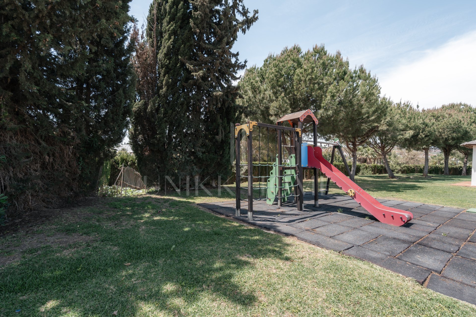 Spacious townhouse with villa feel in Señorío de Cortés