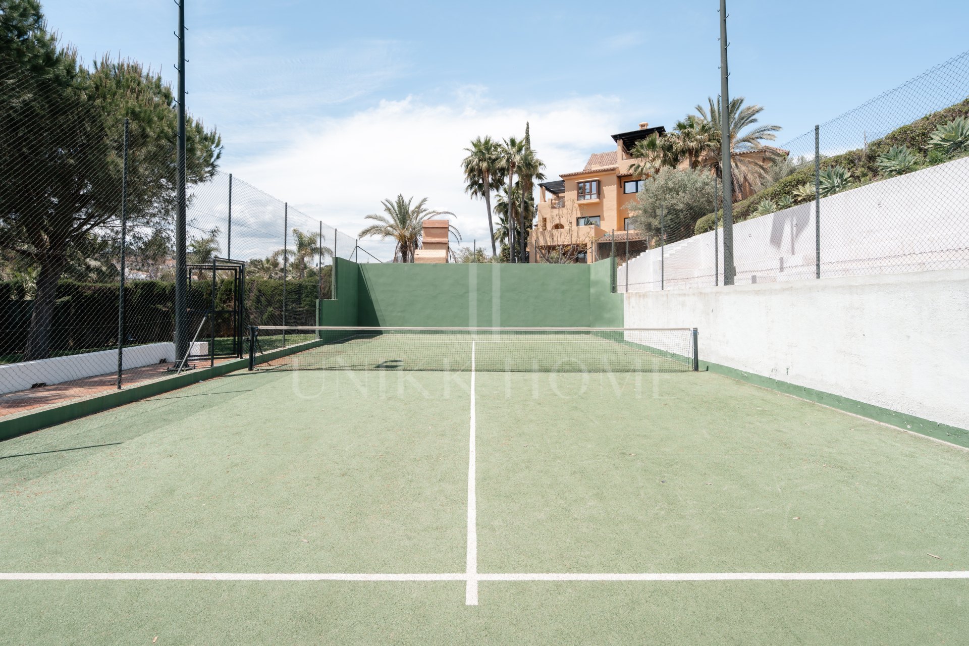 Spacious townhouse with villa feel in Señorío de Cortés