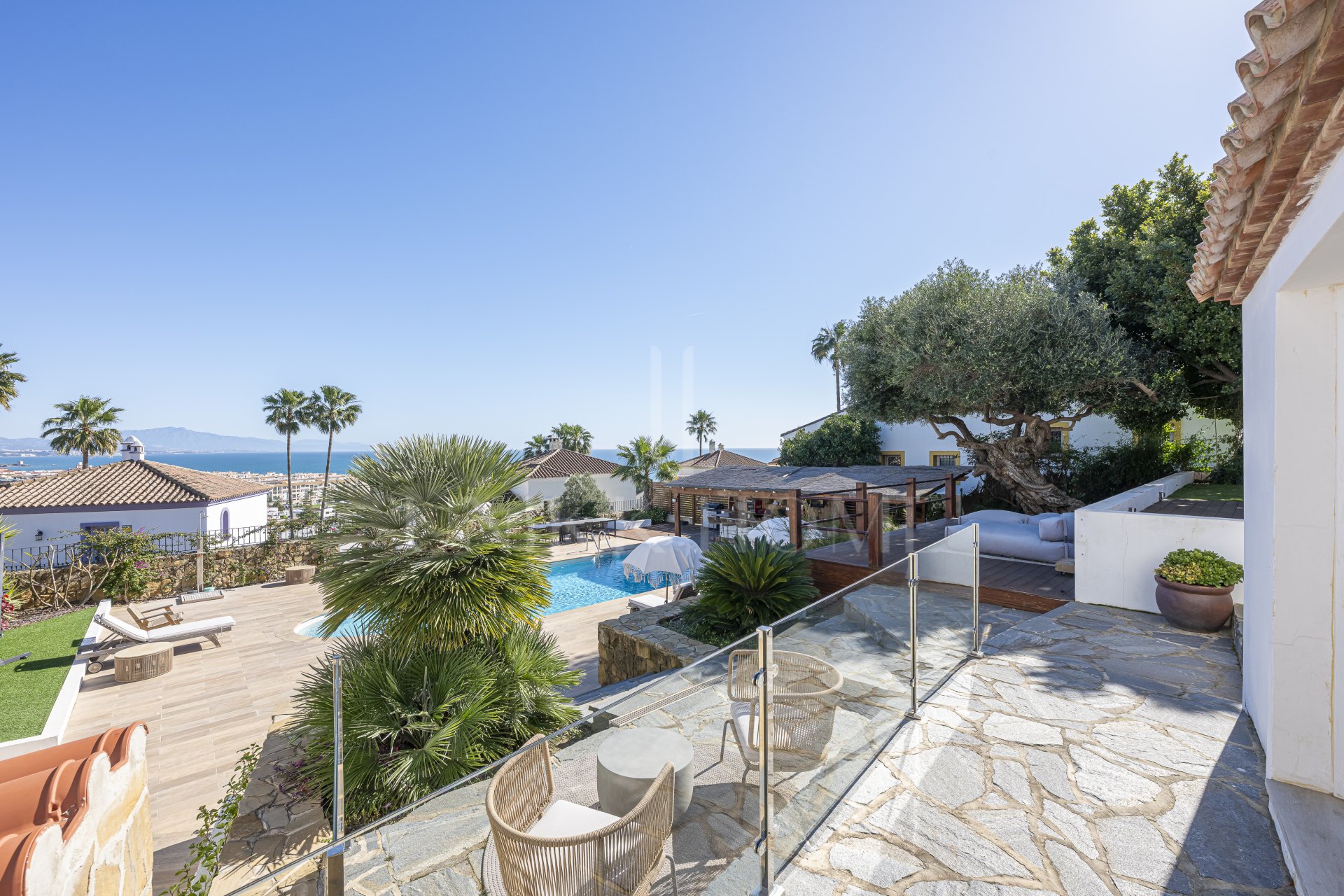 Una Villa Emblemática en La Duquesa con Vistas Panorámicas al Mar