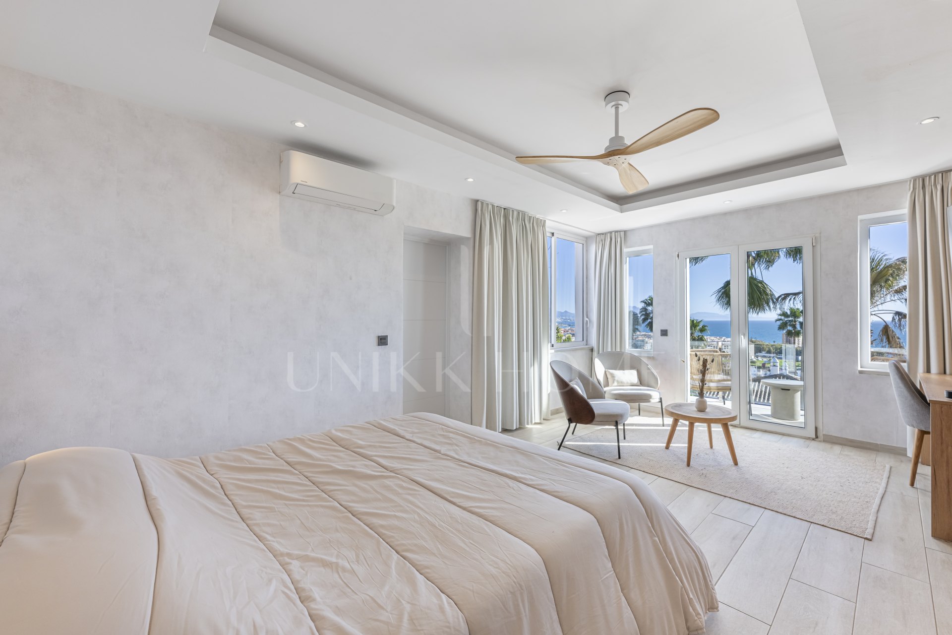 Una Villa Emblemática en La Duquesa con Vistas Panorámicas al Mar