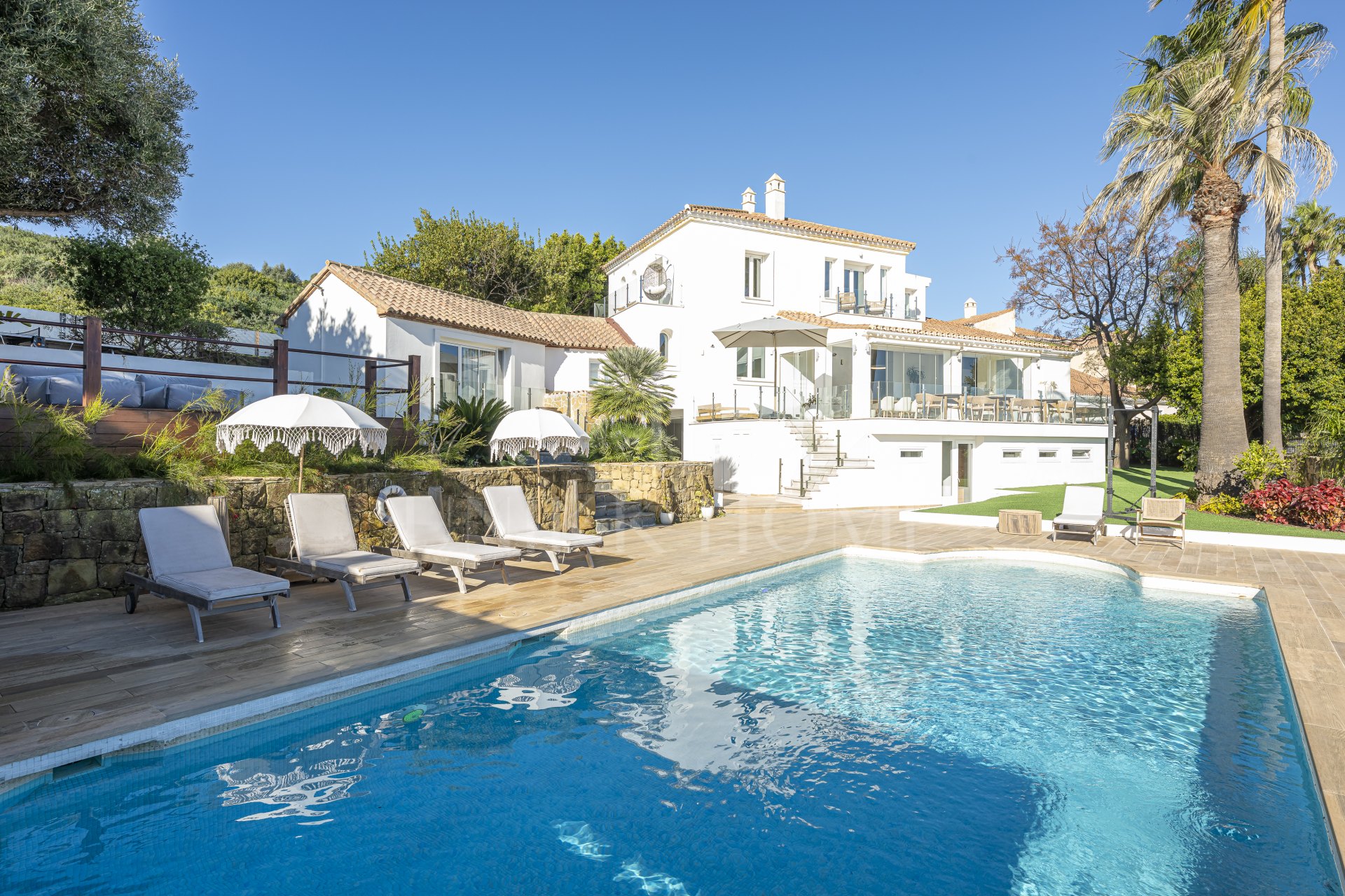 Una Villa Emblemática en La Duquesa con Vistas Panorámicas al Mar