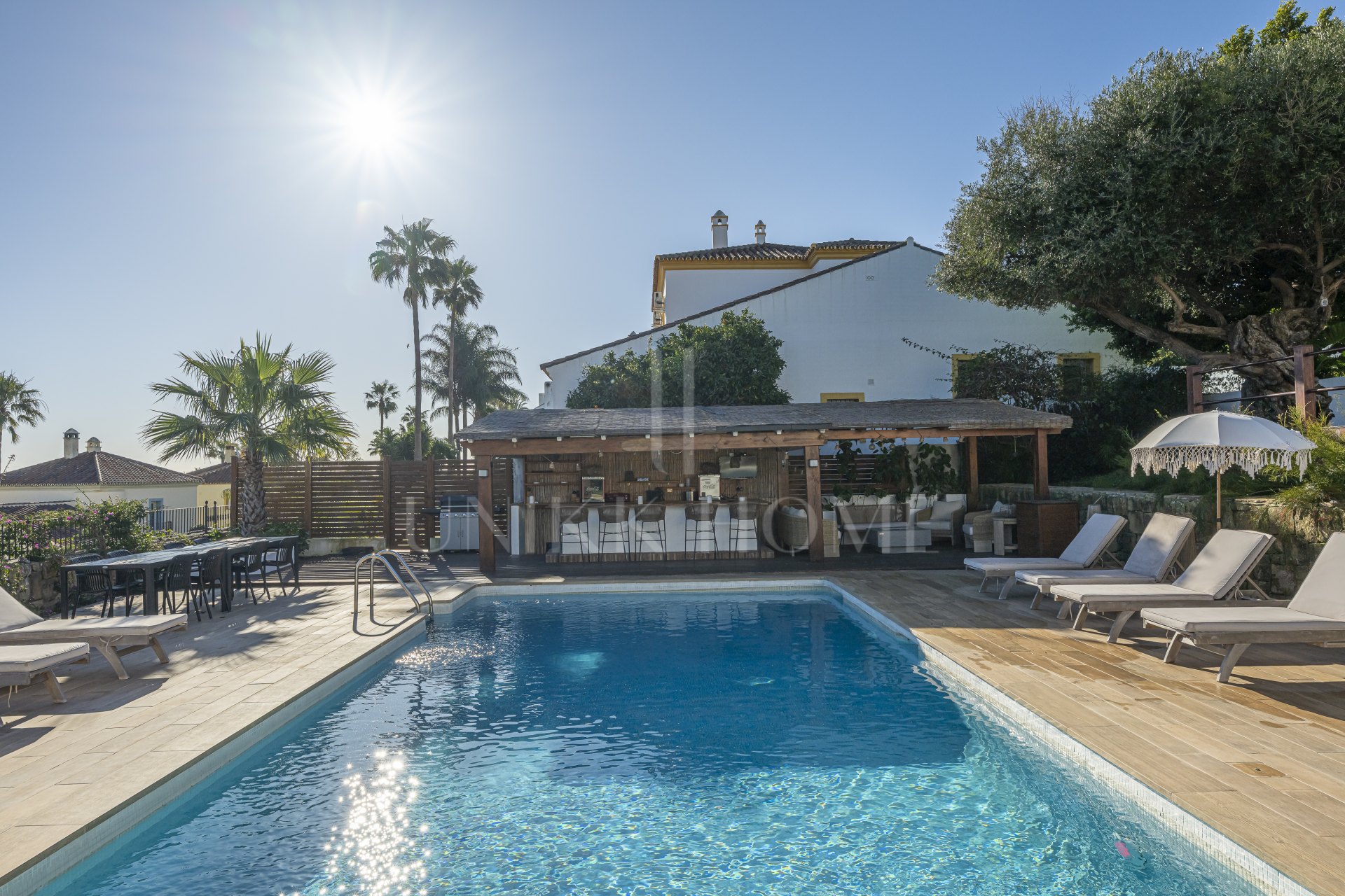 Una Villa Emblemática en La Duquesa con Vistas Panorámicas al Mar