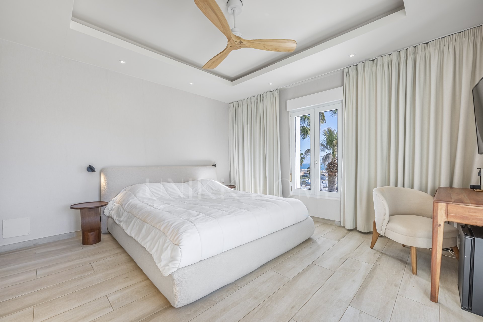 Una Villa Emblemática en La Duquesa con Vistas Panorámicas al Mar