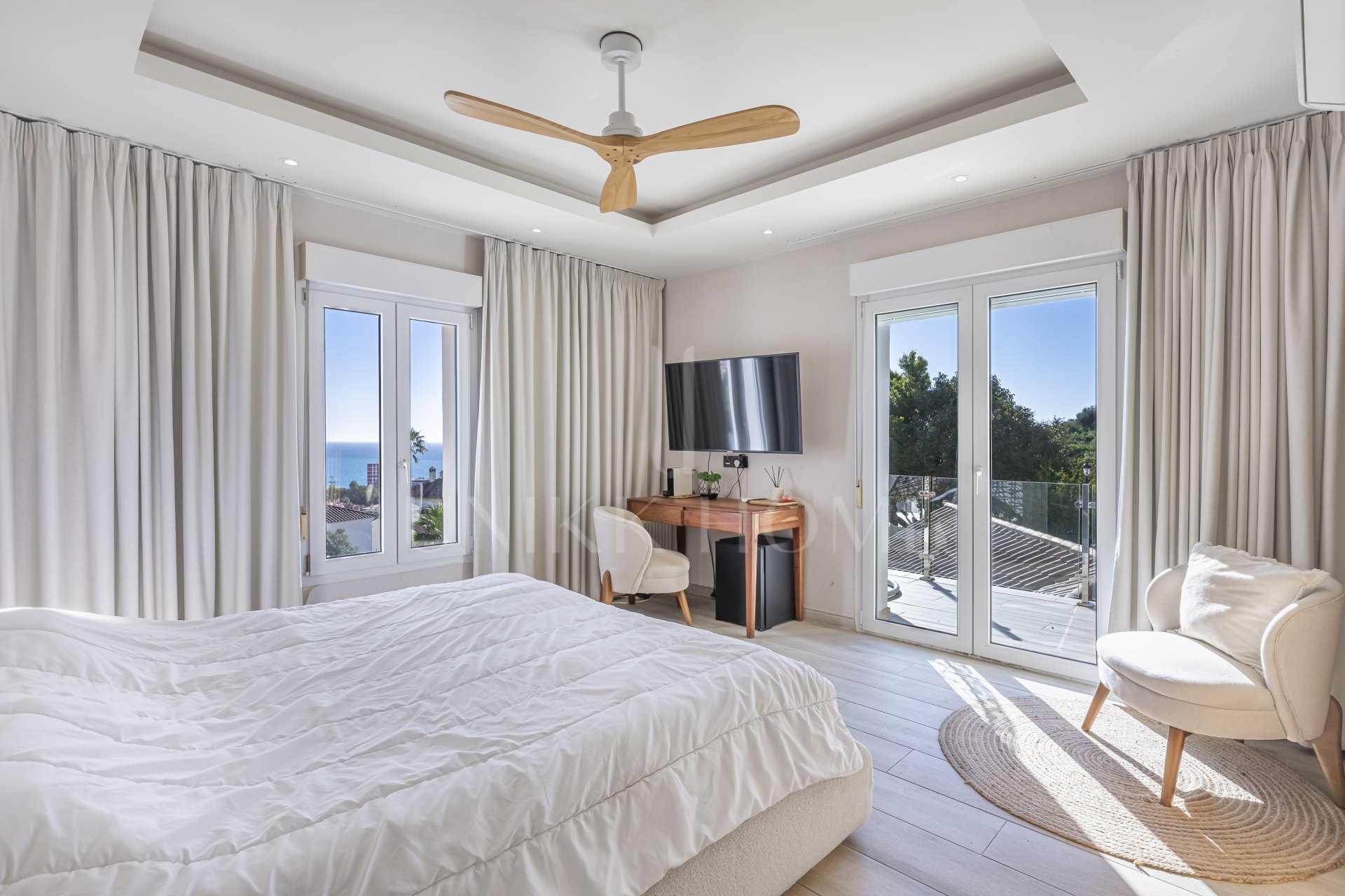 Una Villa Emblemática en La Duquesa con Vistas Panorámicas al Mar
