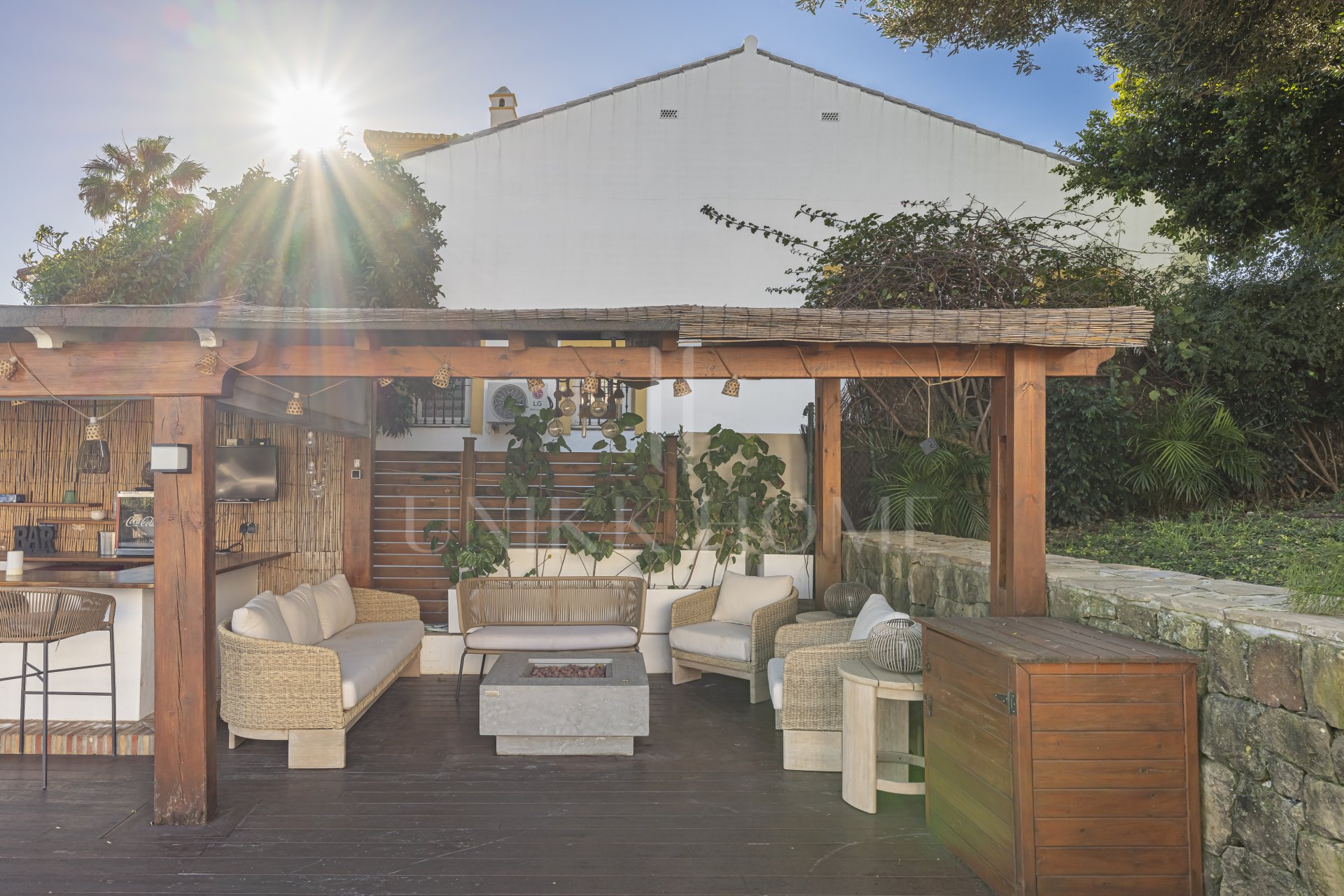 Una Villa Emblemática en La Duquesa con Vistas Panorámicas al Mar
