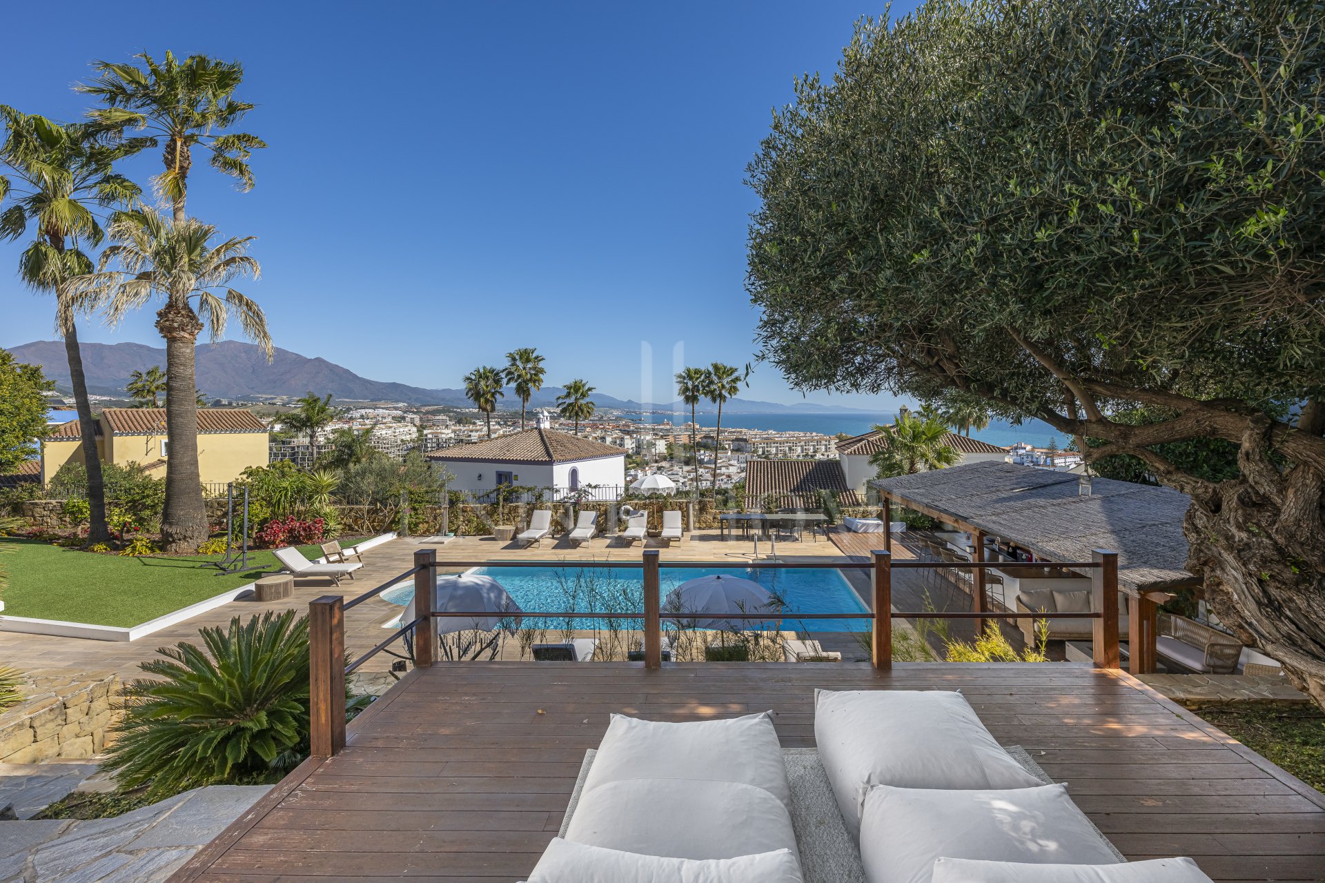 Una Villa Emblemática en La Duquesa con Vistas Panorámicas al Mar