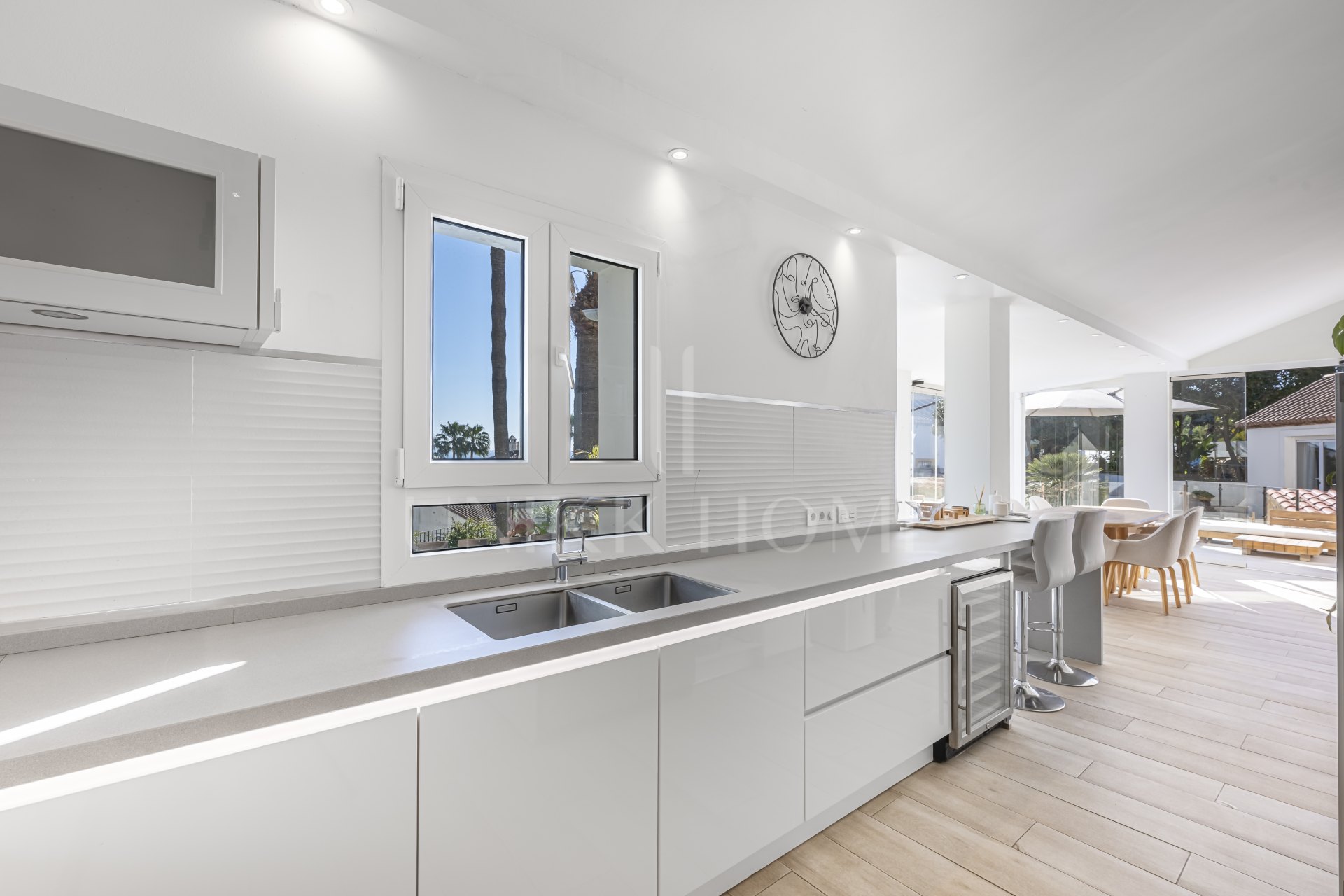 Una Villa Emblemática en La Duquesa con Vistas Panorámicas al Mar