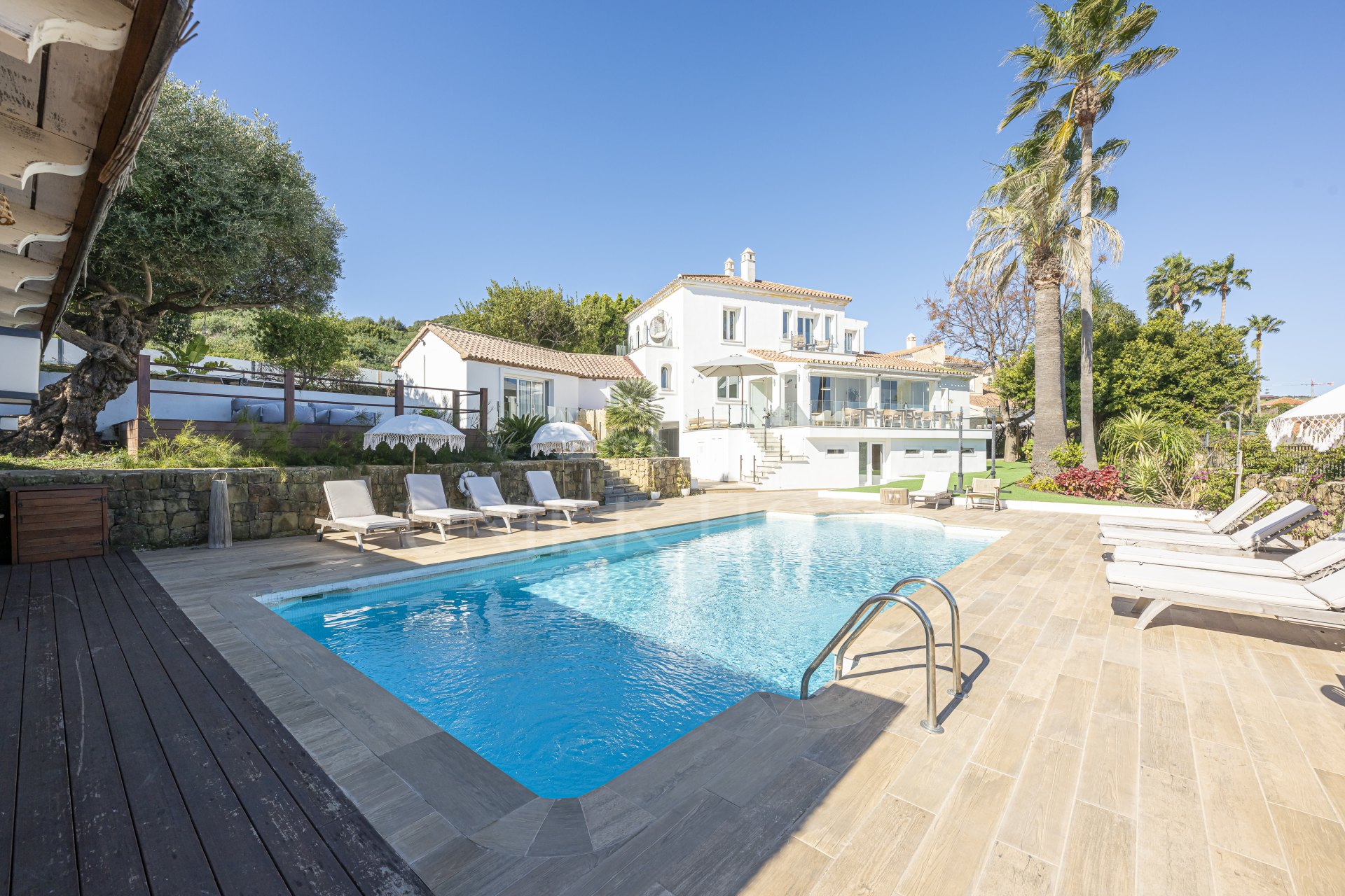 Una Villa Emblemática en La Duquesa con Vistas Panorámicas al Mar
