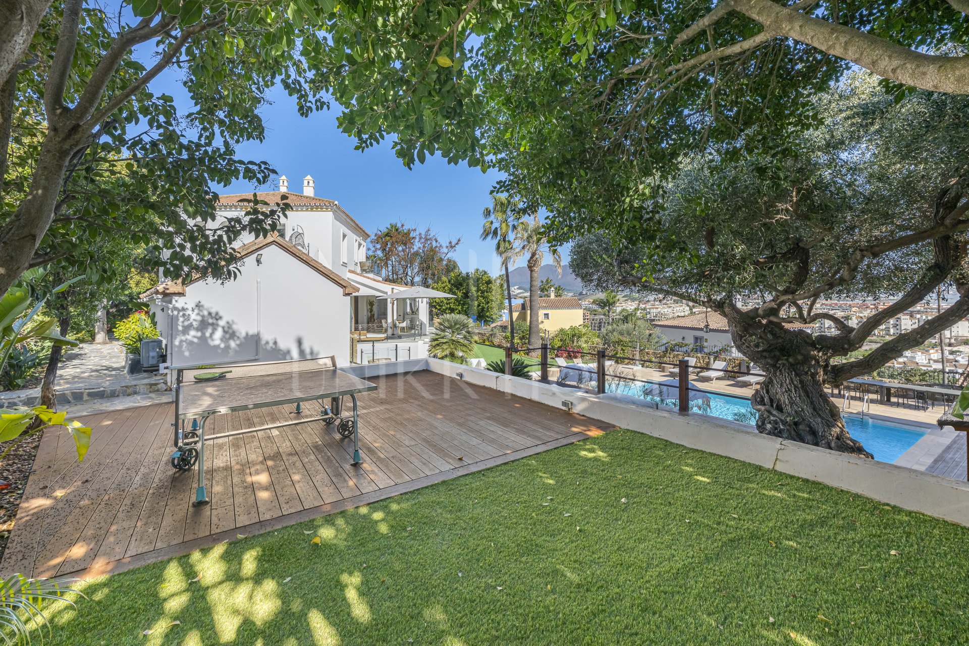 Una Villa Emblemática en La Duquesa con Vistas Panorámicas al Mar
