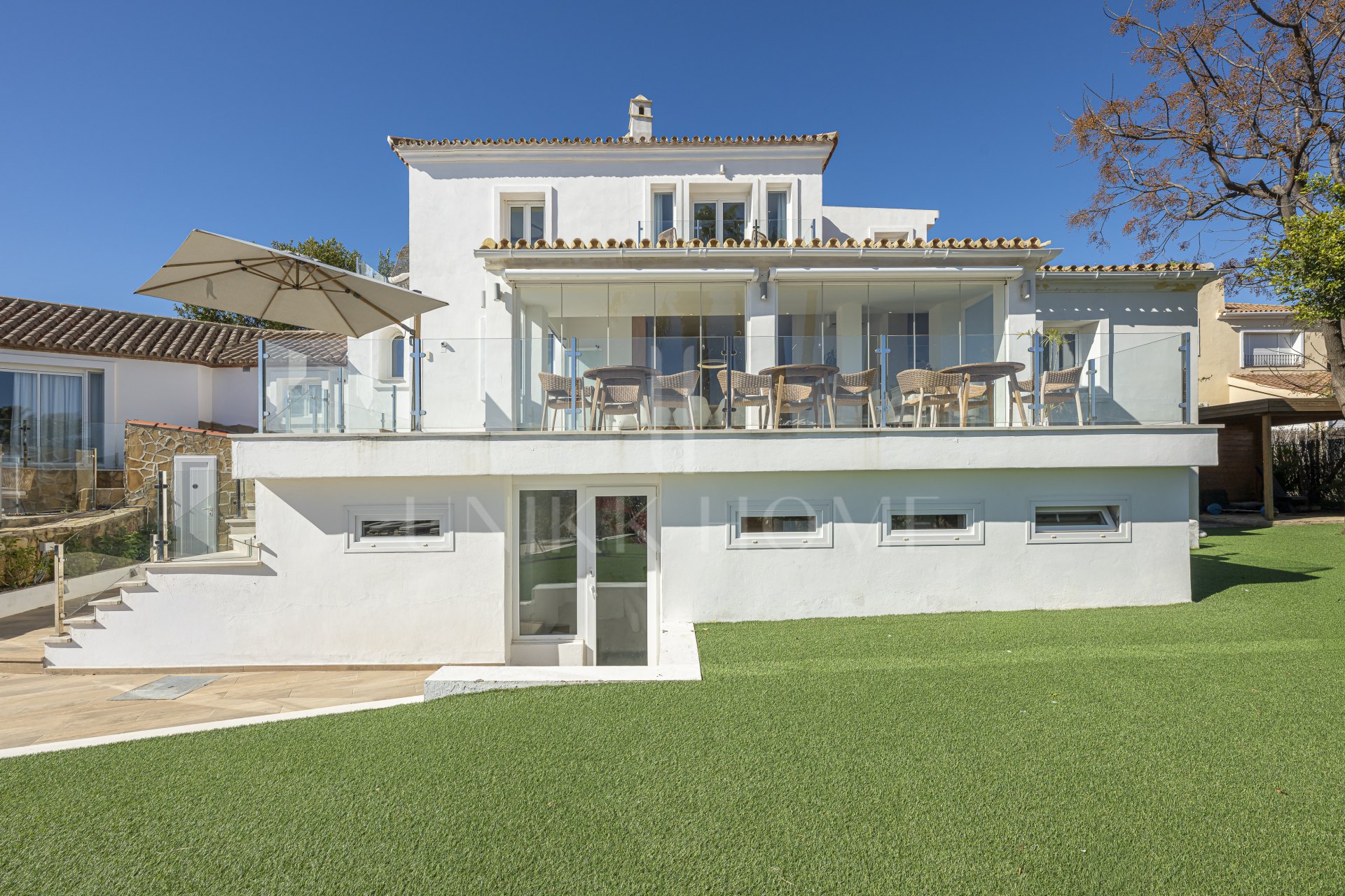 Una Villa Emblemática en La Duquesa con Vistas Panorámicas al Mar