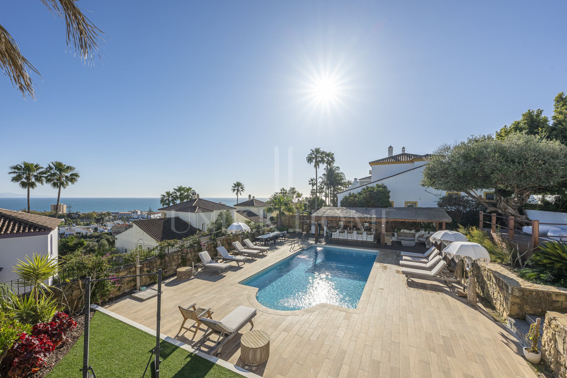 Una Villa Emblemática en La Duquesa con Vistas Panorámicas al Mar