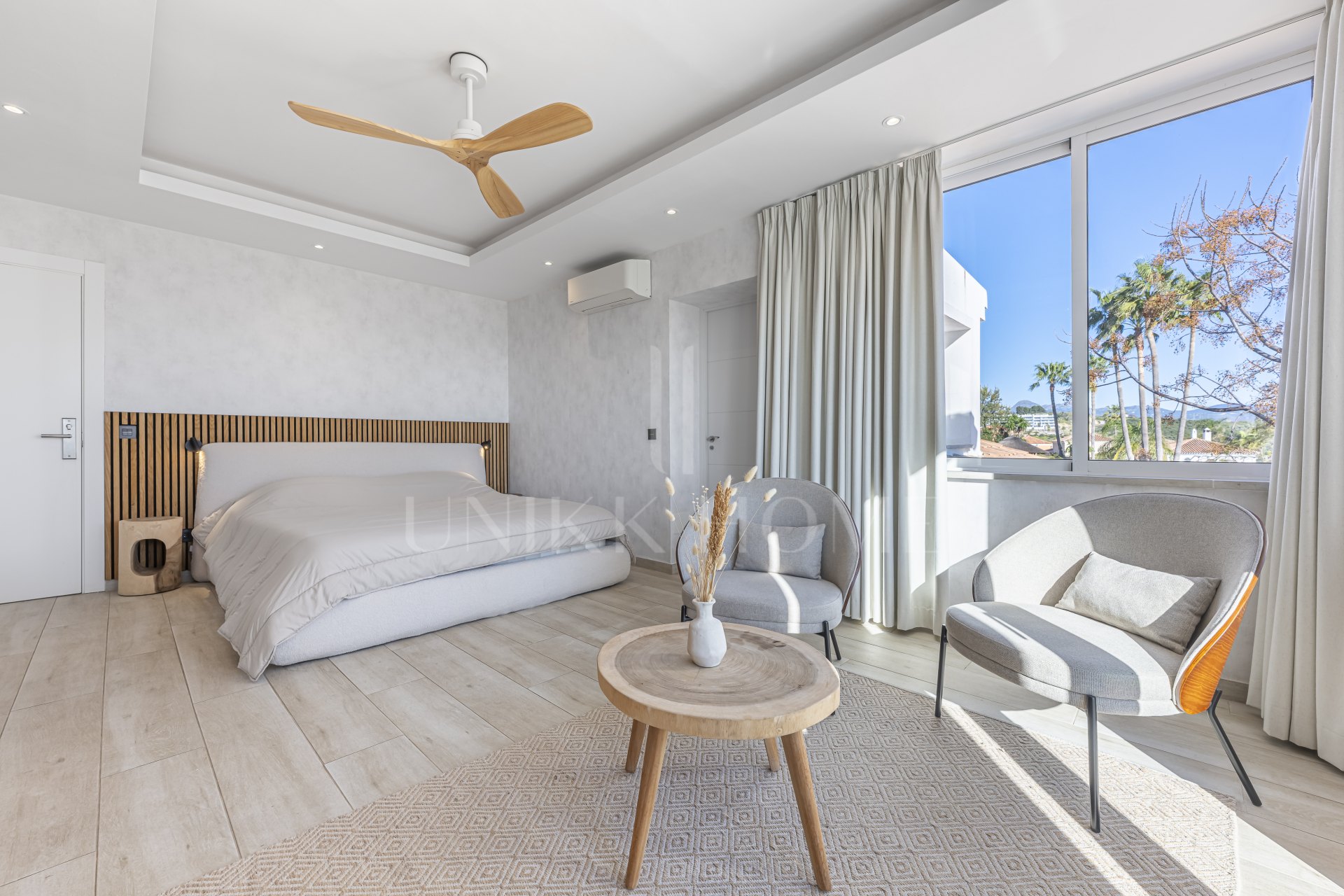 Una Villa Emblemática en La Duquesa con Vistas Panorámicas al Mar