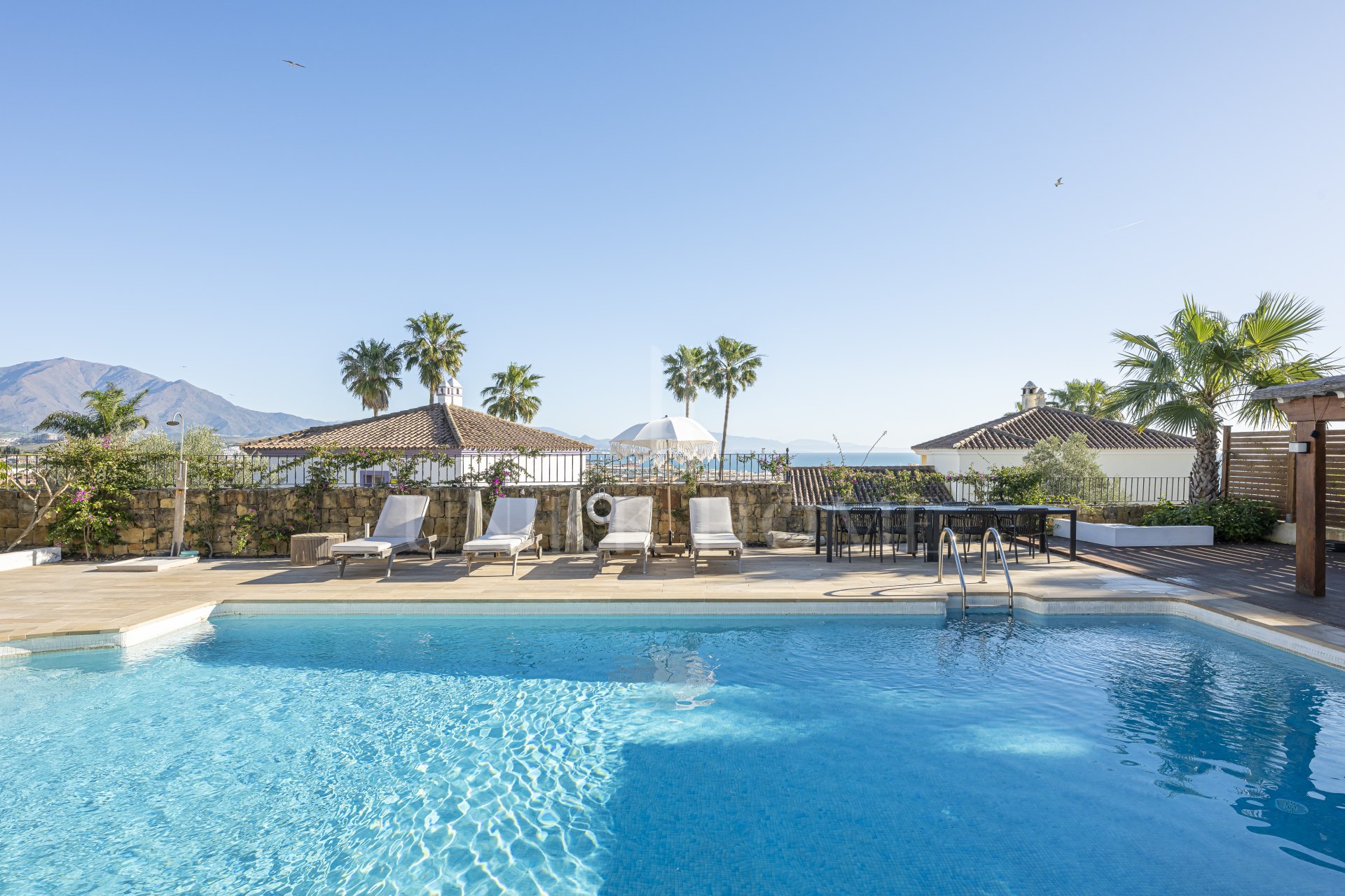 Una Villa Emblemática en La Duquesa con Vistas Panorámicas al Mar