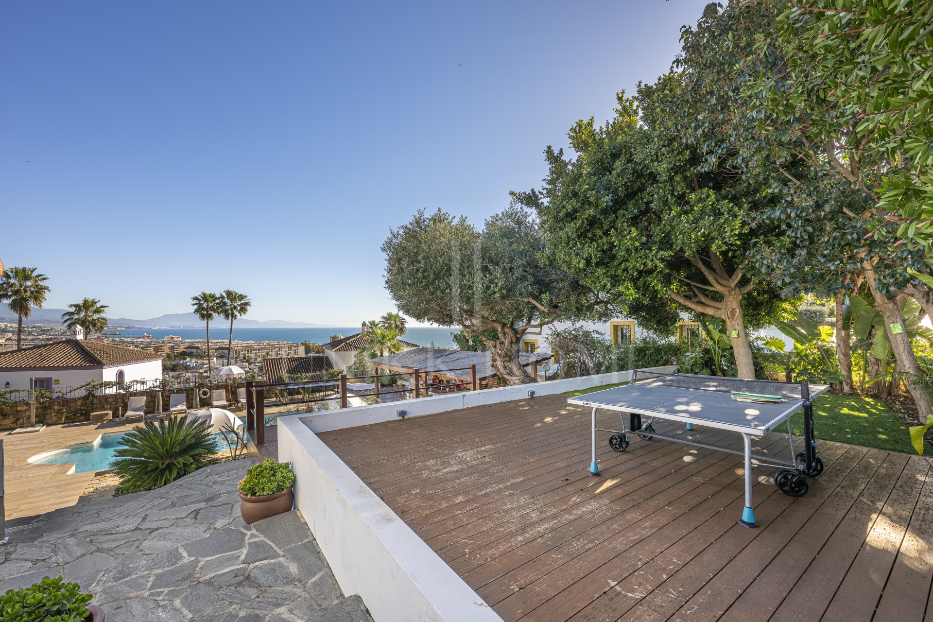 Una Villa Emblemática en La Duquesa con Vistas Panorámicas al Mar