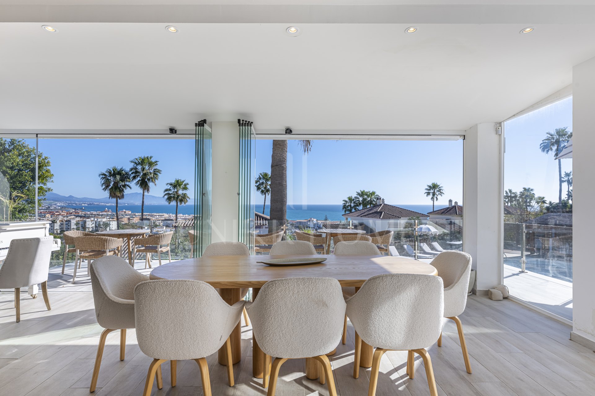 Una Villa Emblemática en La Duquesa con Vistas Panorámicas al Mar