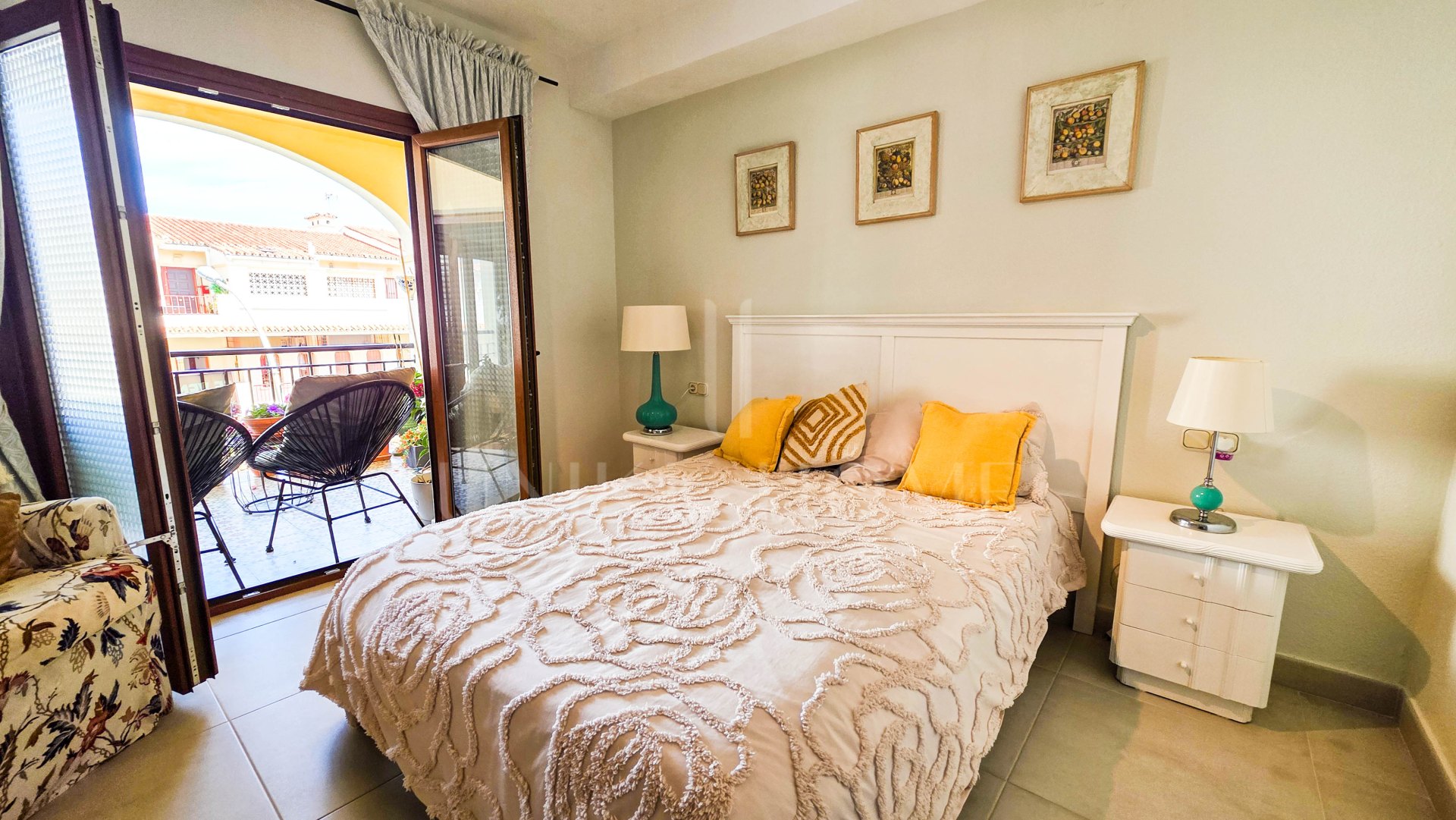 Ático Dúplex con Vistas al Mar y Excelente Ubicación en La Duquesa