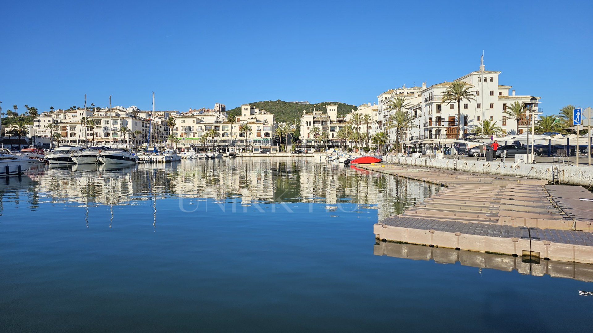 Ático Dúplex con Vistas al Mar y Excelente Ubicación en La Duquesa