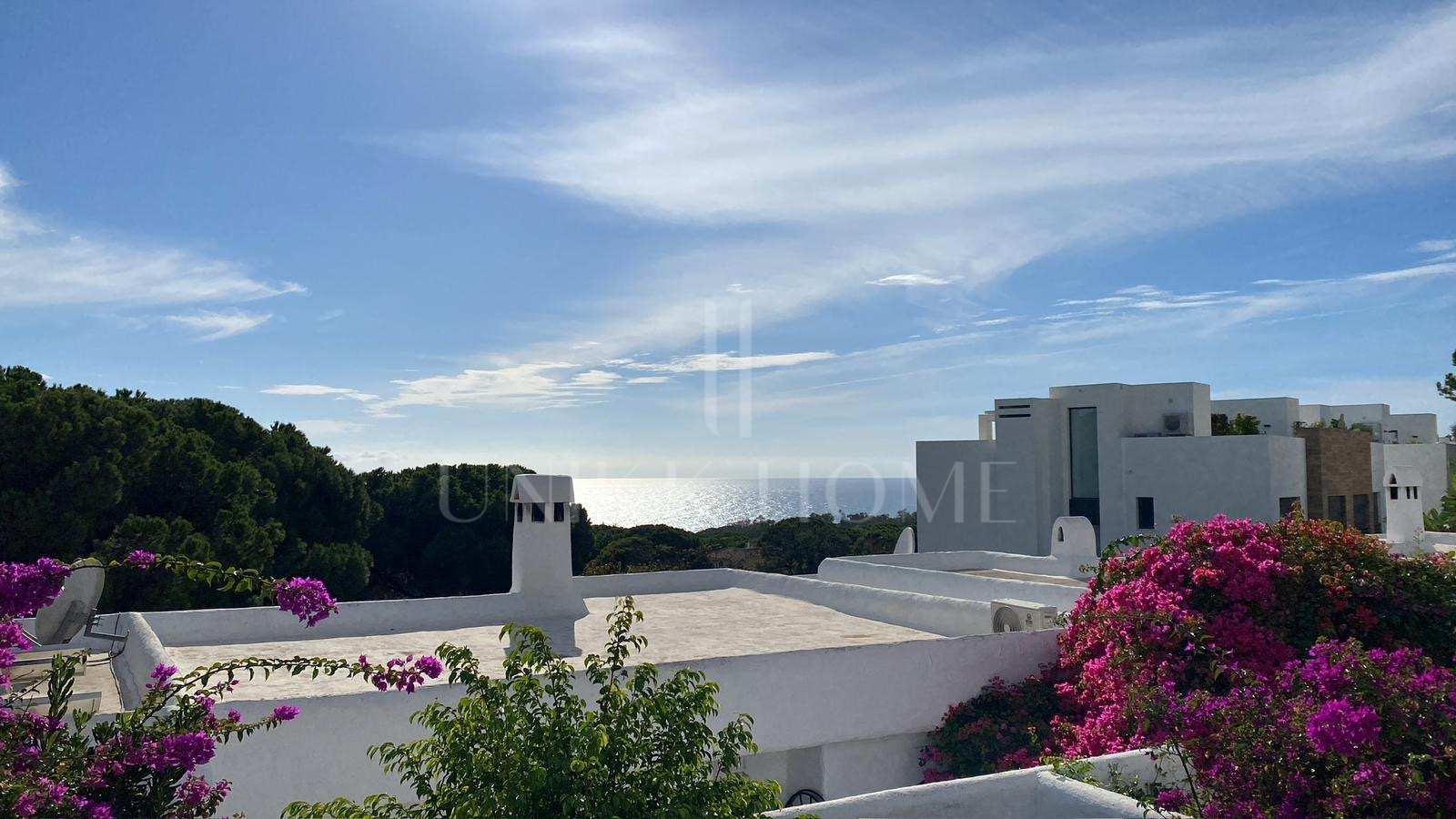 Exclusiva casa adosada con jardín privado y vistas al mar