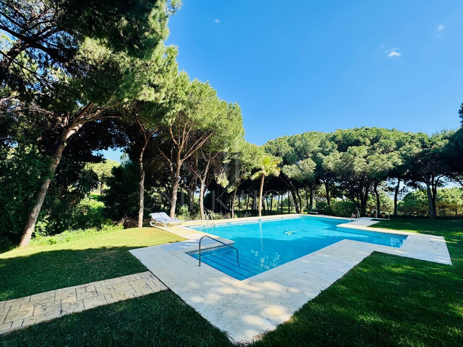 Exclusiva casa adosada con jardín privado y vistas al mar