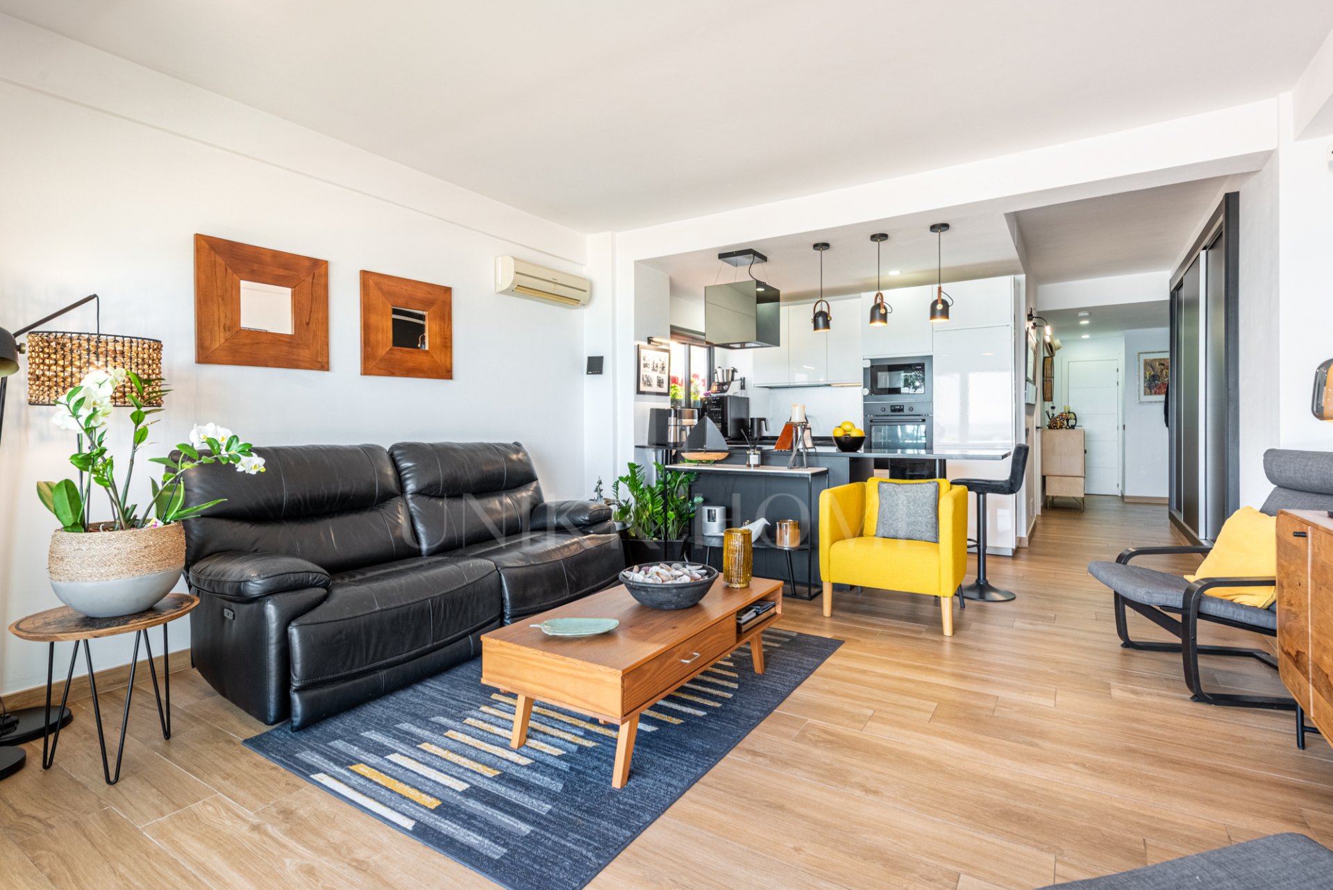 Stunning 3-bedroom beachfront apartment with 180º sea views