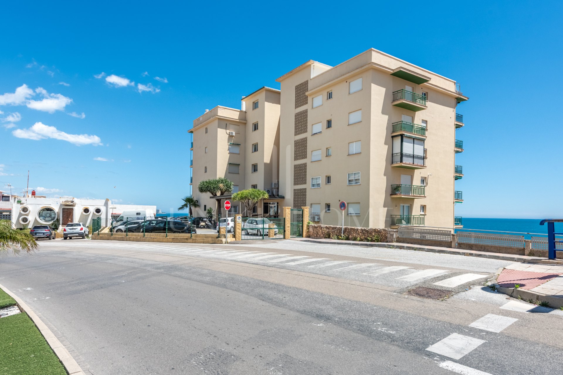 Stunning 3-bedroom beachfront apartment with 180º sea views