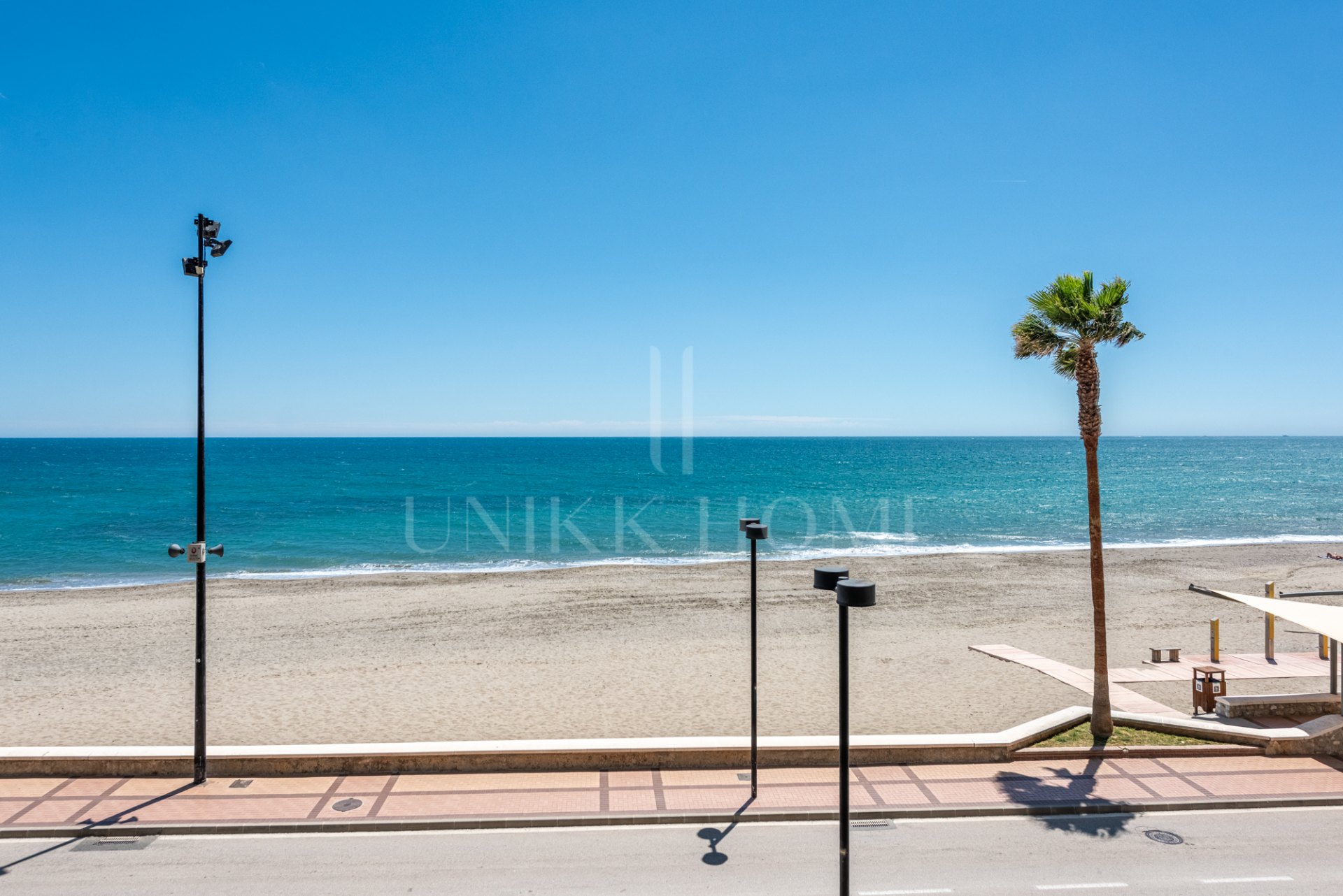 Stunning 3-bedroom beachfront apartment with 180º sea views