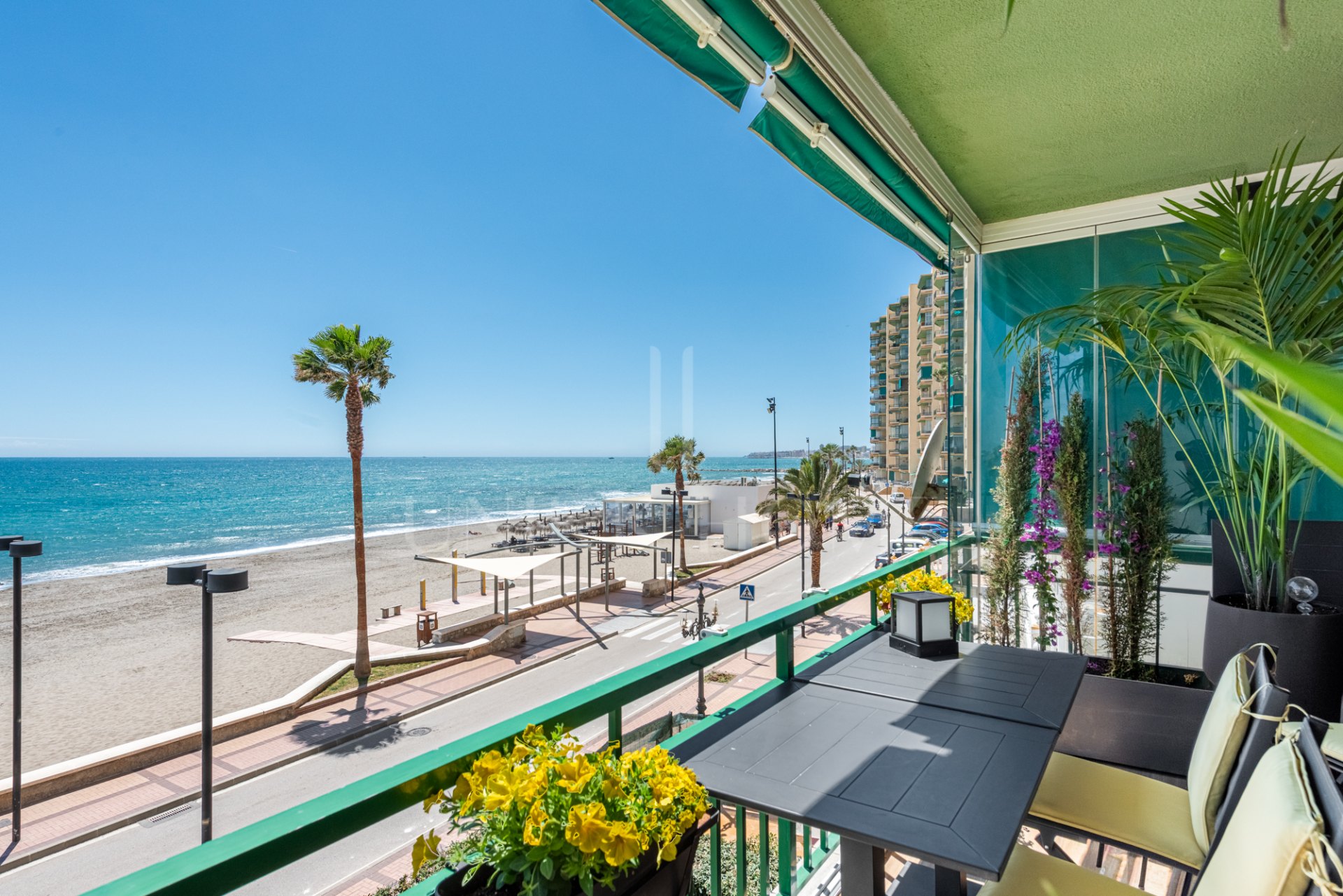 Stunning 3-bedroom beachfront apartment with 180º sea views