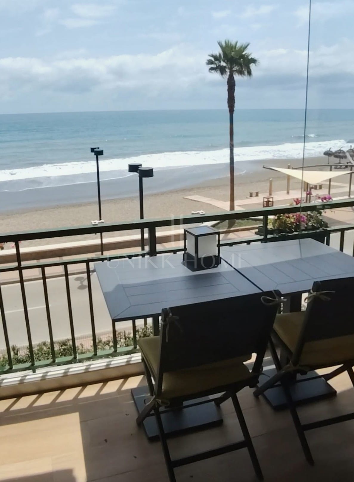 Stunning 3-bedroom beachfront apartment with 180º sea views