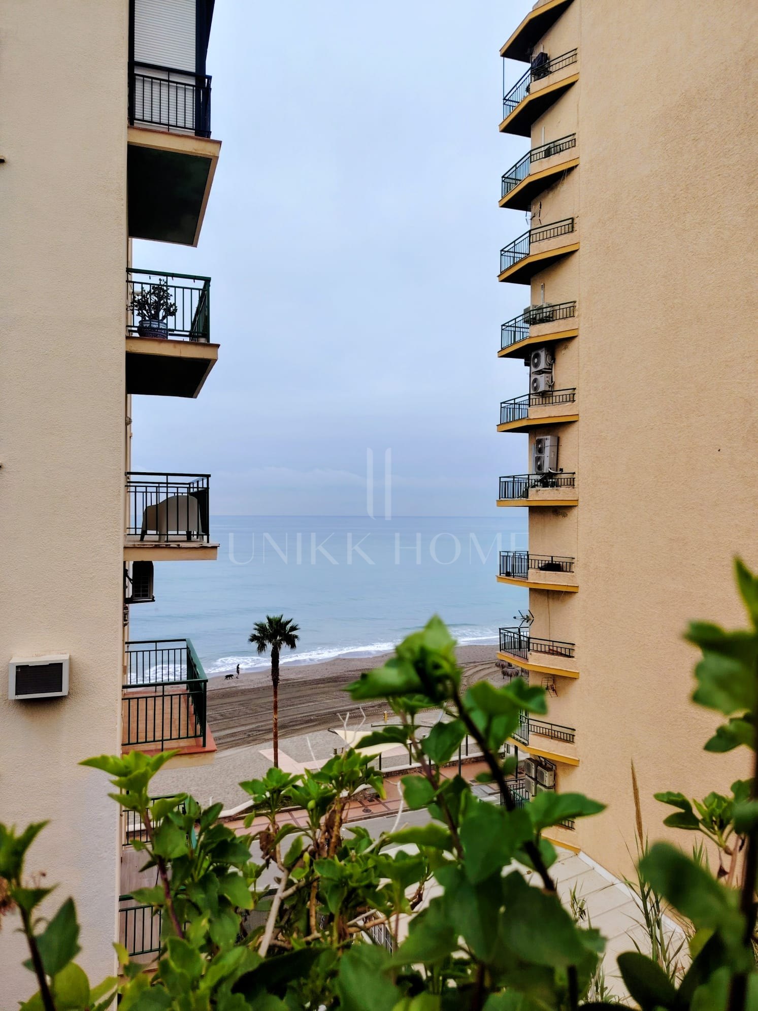 Stunning 3-bedroom beachfront apartment with 180º sea views