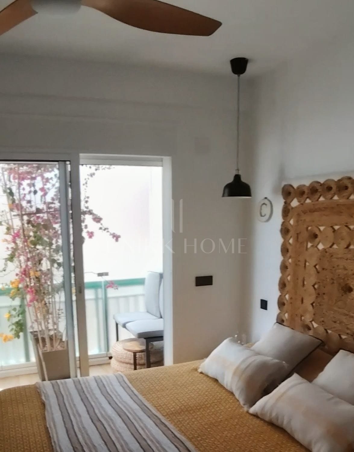 Stunning 3-bedroom beachfront apartment with 180º sea views