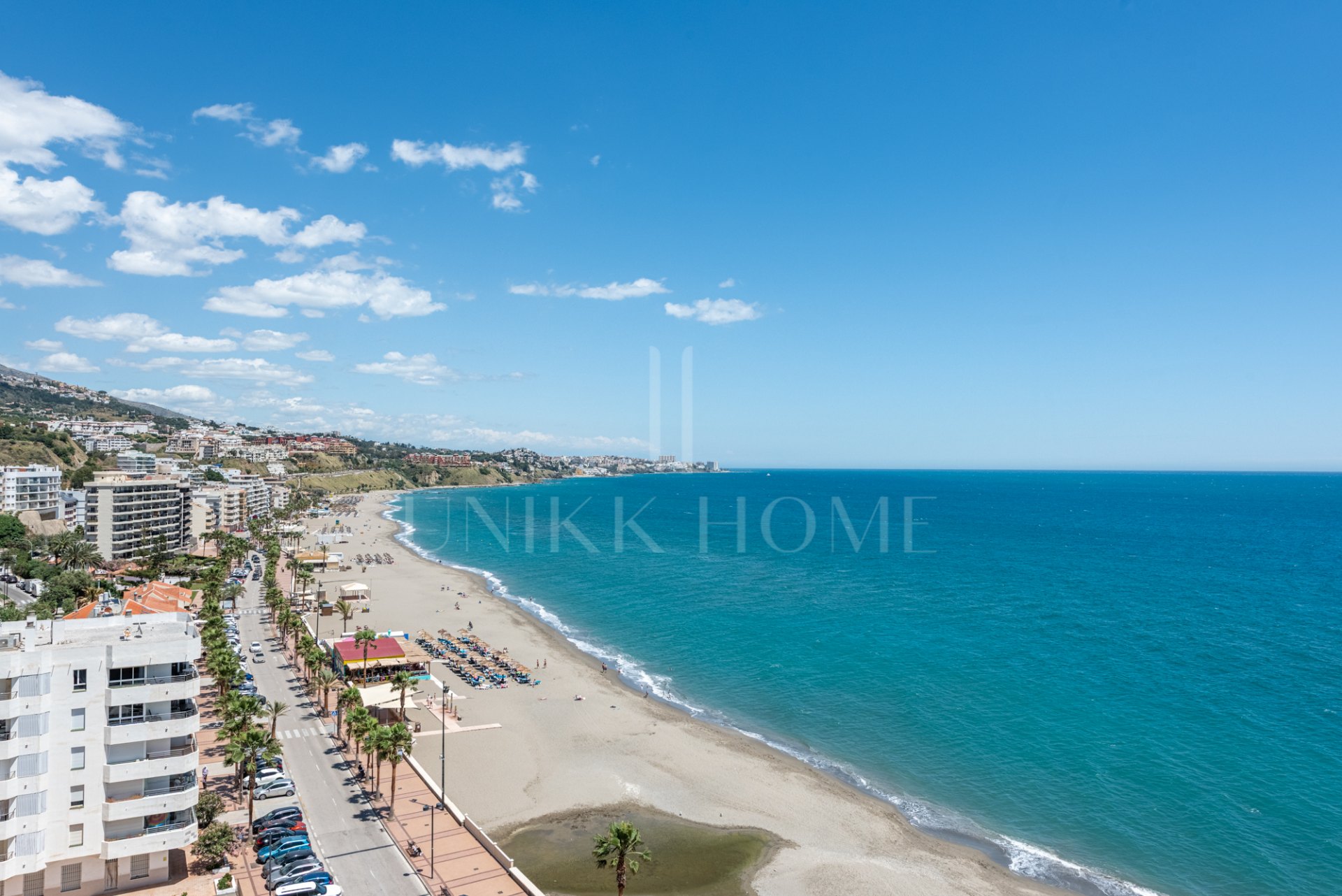 Stunning 3-bedroom beachfront apartment with 180º sea views