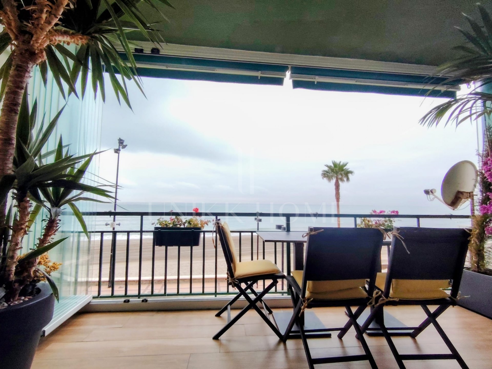 Stunning 3-bedroom beachfront apartment with 180º sea views