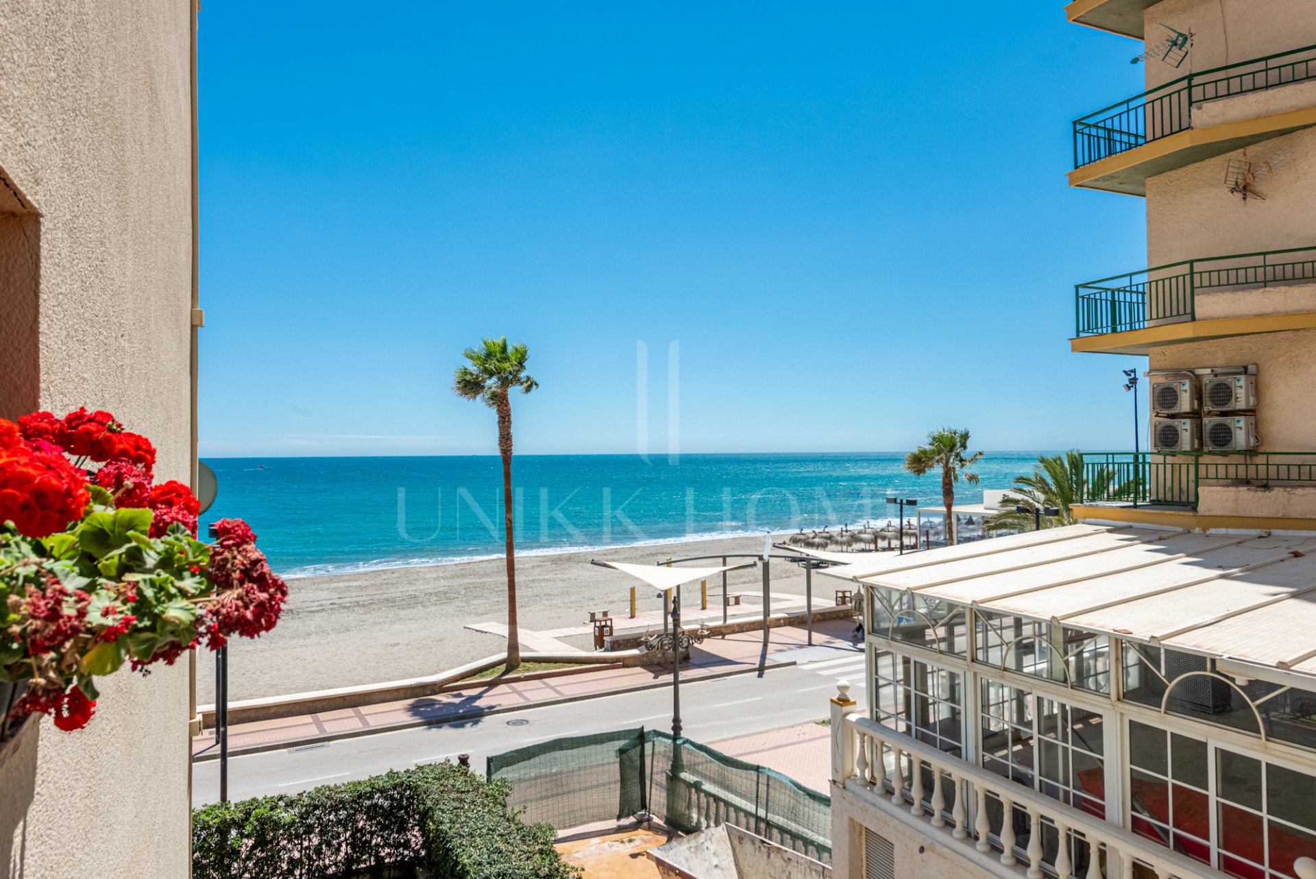 Stunning 3-bedroom beachfront apartment with 180º sea views