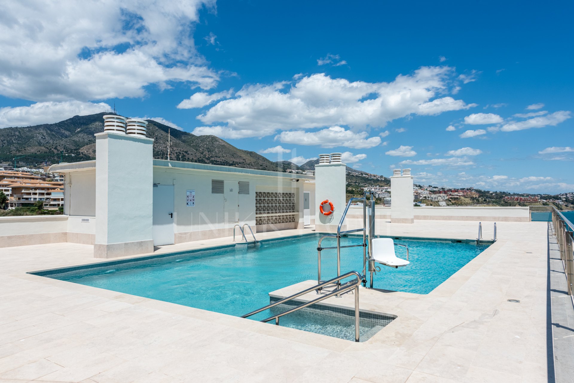 Stunning 3-bedroom beachfront apartment with 180º sea views