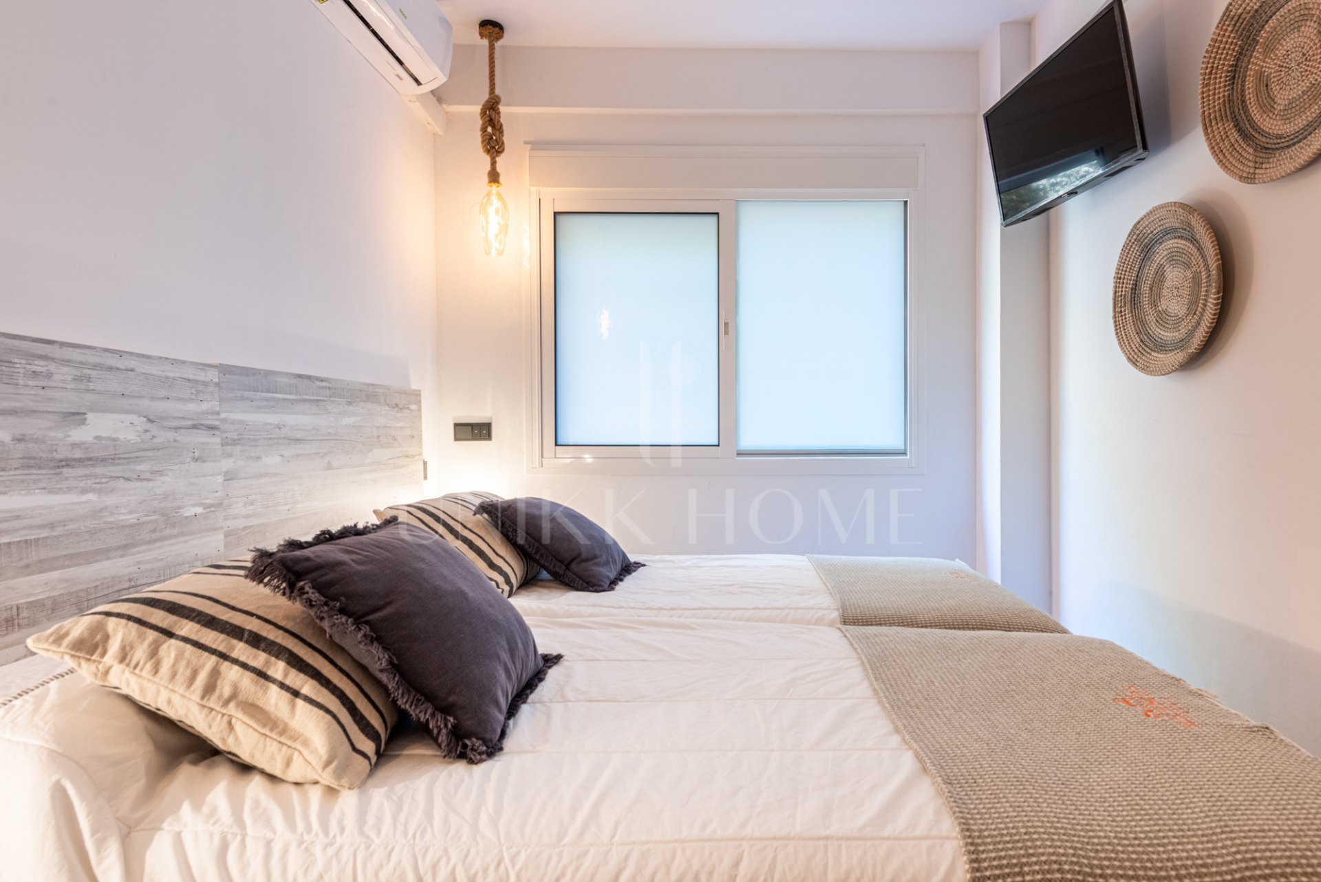 Stunning 3-bedroom beachfront apartment with 180º sea views