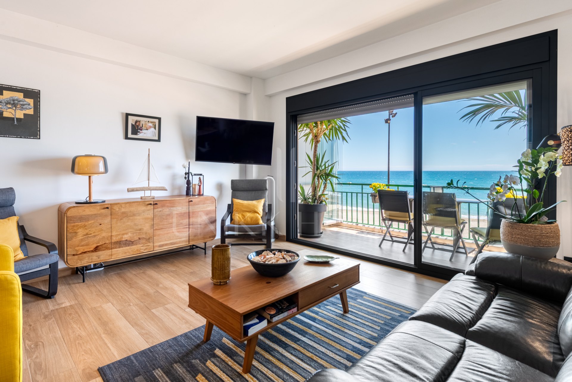 Stunning 3-bedroom beachfront apartment with 180º sea views